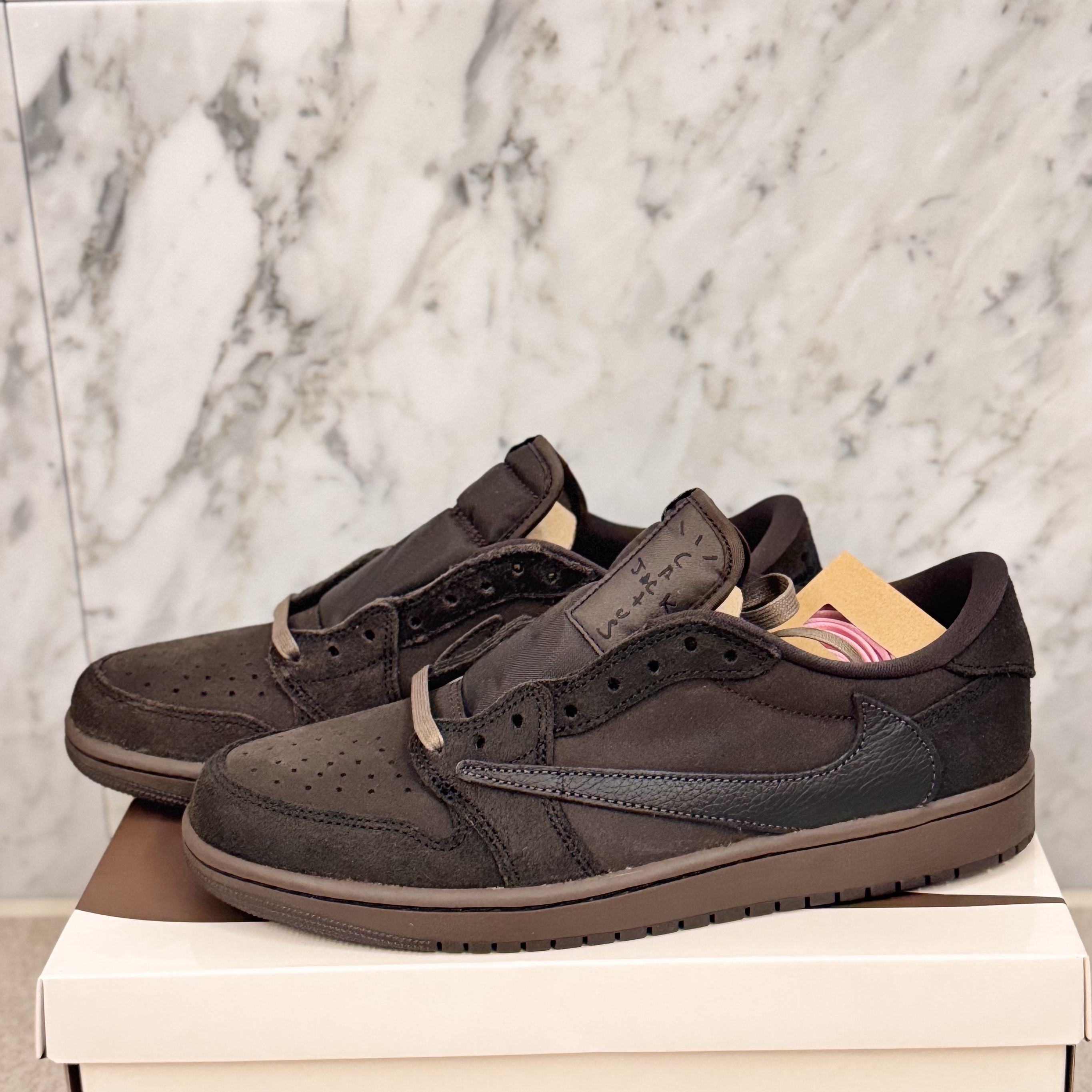 Jordan 1 x Travis Scott Retro Low OG SP Velvet Brown and Dark Mocha 착용 스타일 - 3