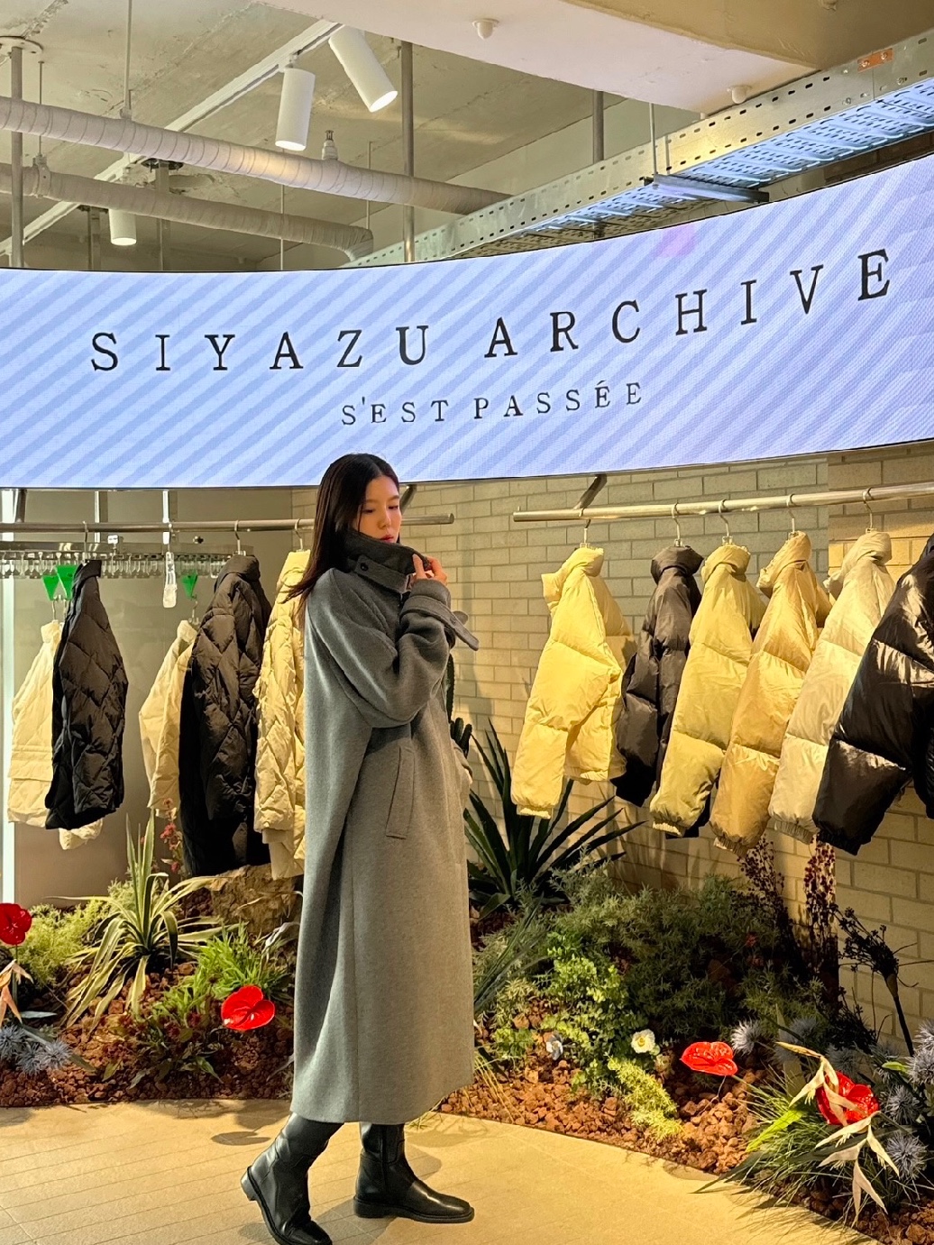 Siyazu SIOT4128 Cashmere Blend Balmacan Coat Charcoal 착용 스타일 - 2