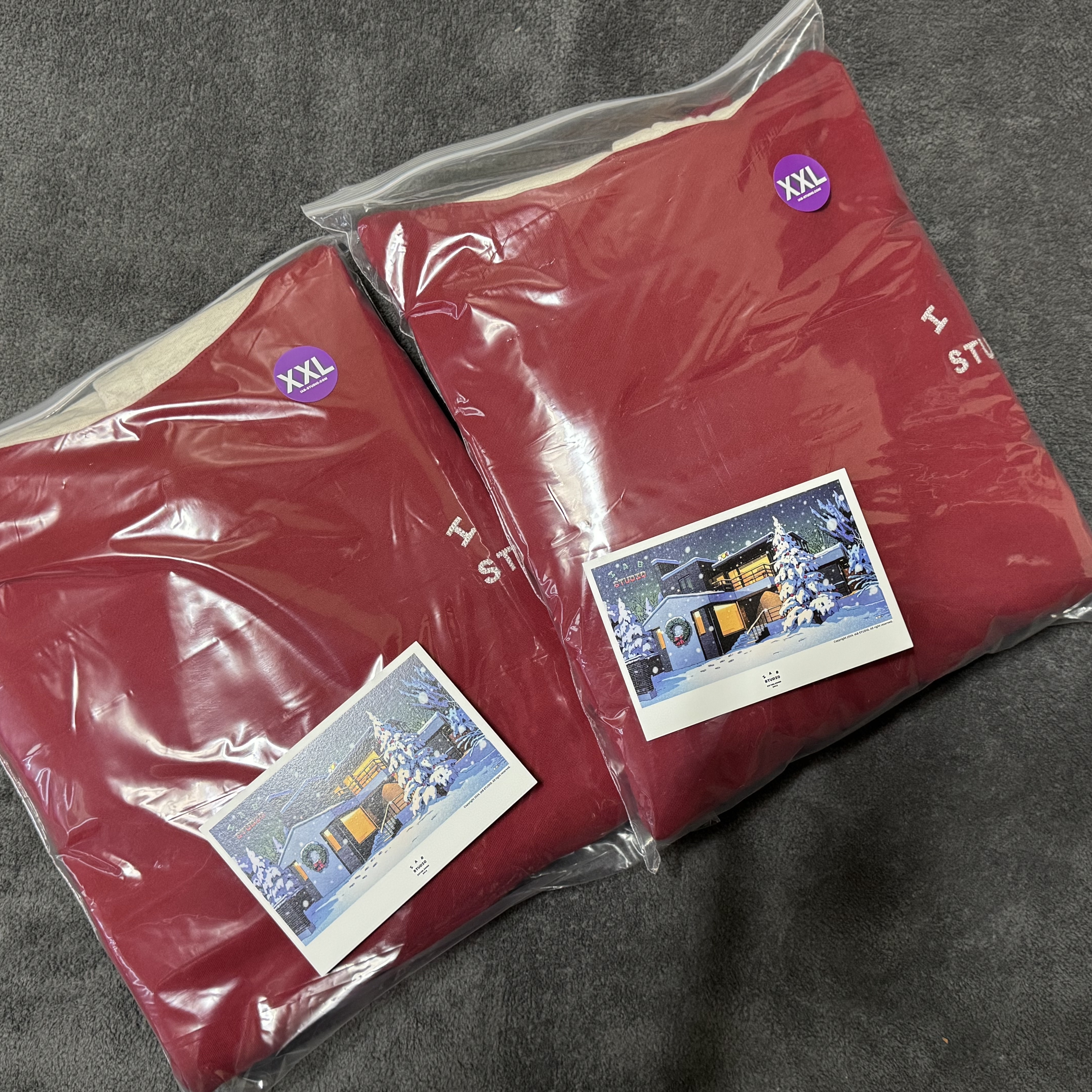 IAB Studio 24 Christmas Hoodie Burgundy Oatmeal 착용 스타일