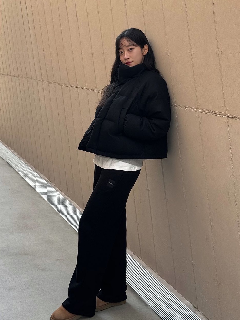 Siyazu SIOT4010 Woolen Duckdown cropped padded jacket Black 착용 스타일 - 2