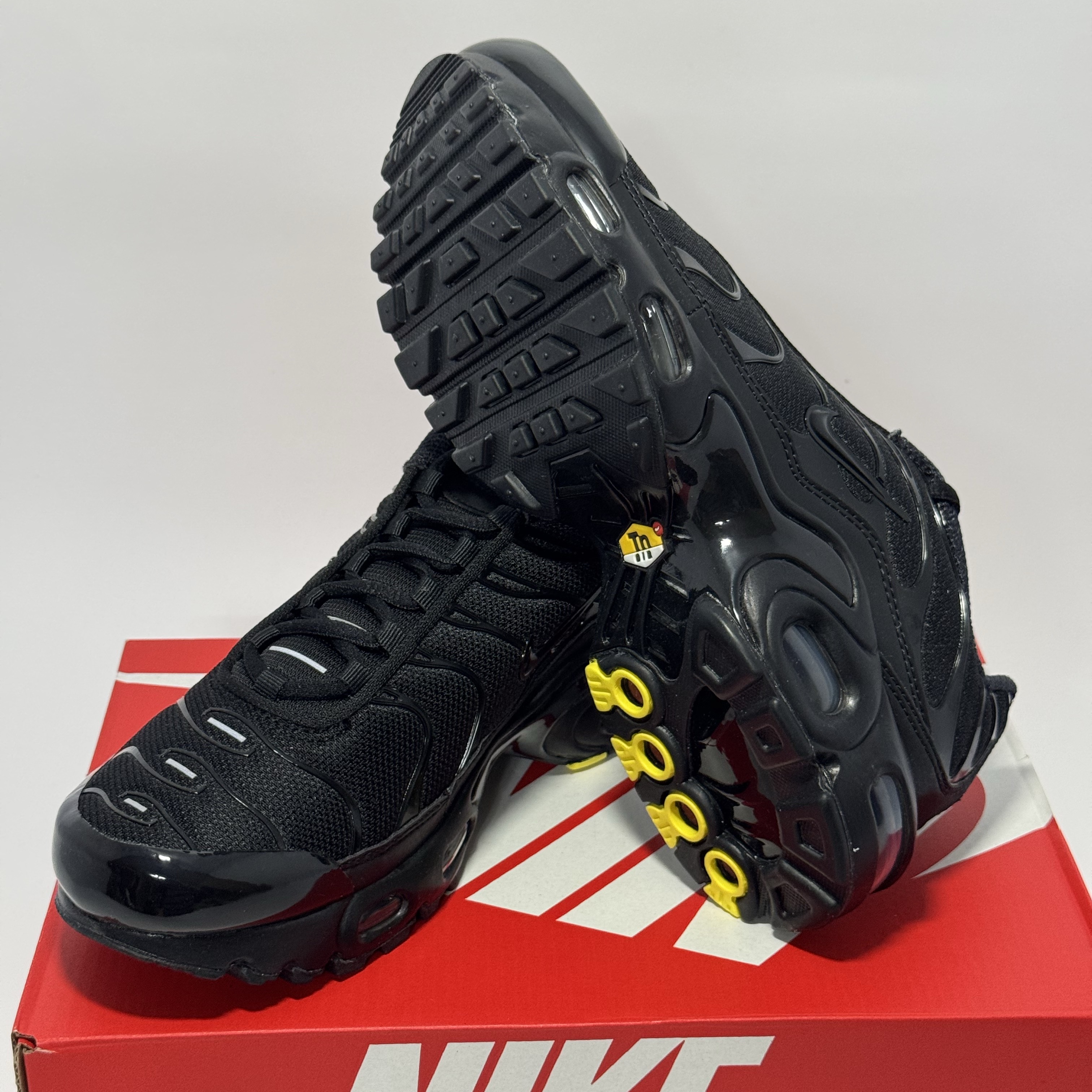 (GS) Nike Air Max Plus Triple Black 착용 스타일 - 3