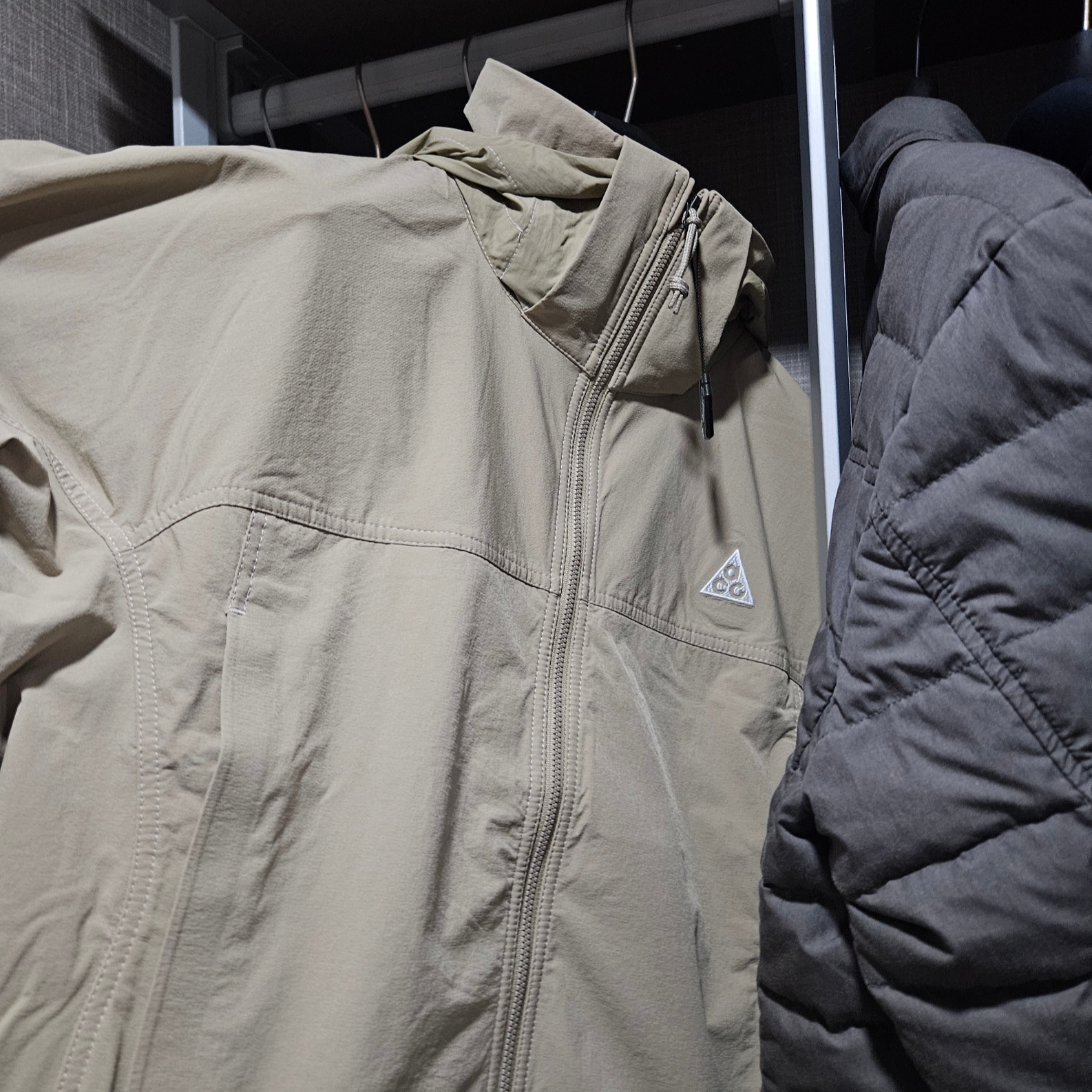 Nike ACG Sun Farer Jacket Khaki Summit White - Asia 착용 스타일