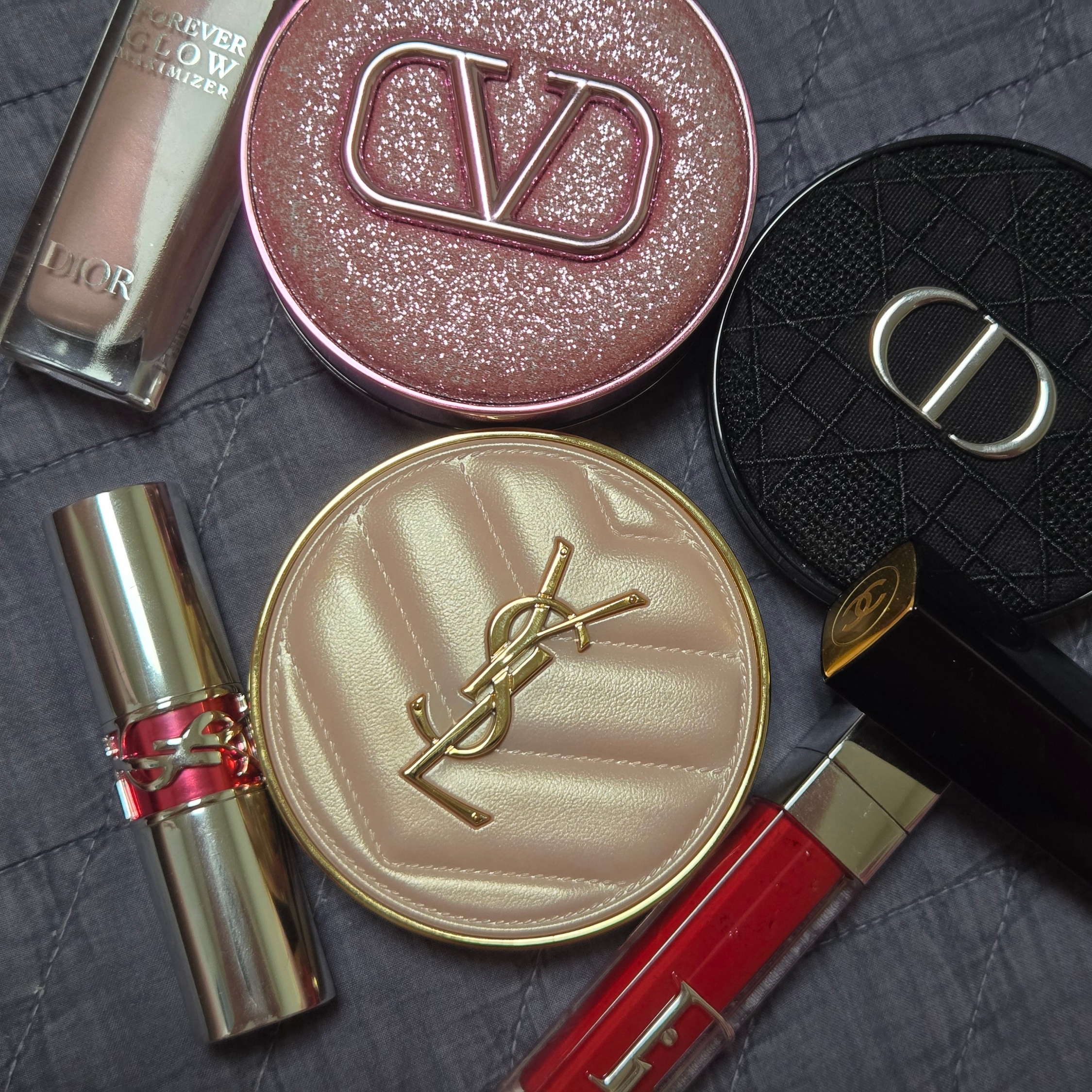 Dior Forever Skin Glow Cusion Vinyle Cannage 0N Neutral, Valentino Beauty Go Cushion Limited Edition LN2 Pink 착용 스타일