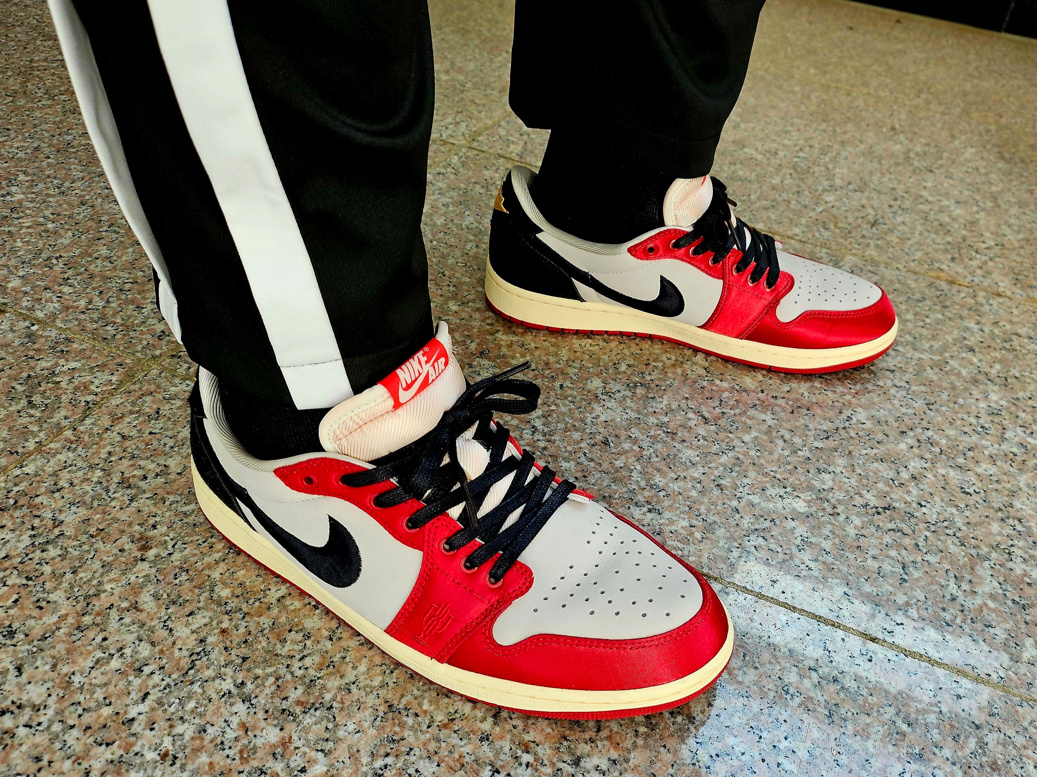 Jordan 1 x Trophy Room Retro Low OG SP Sail Varsity Red 착용 스타일 - 1