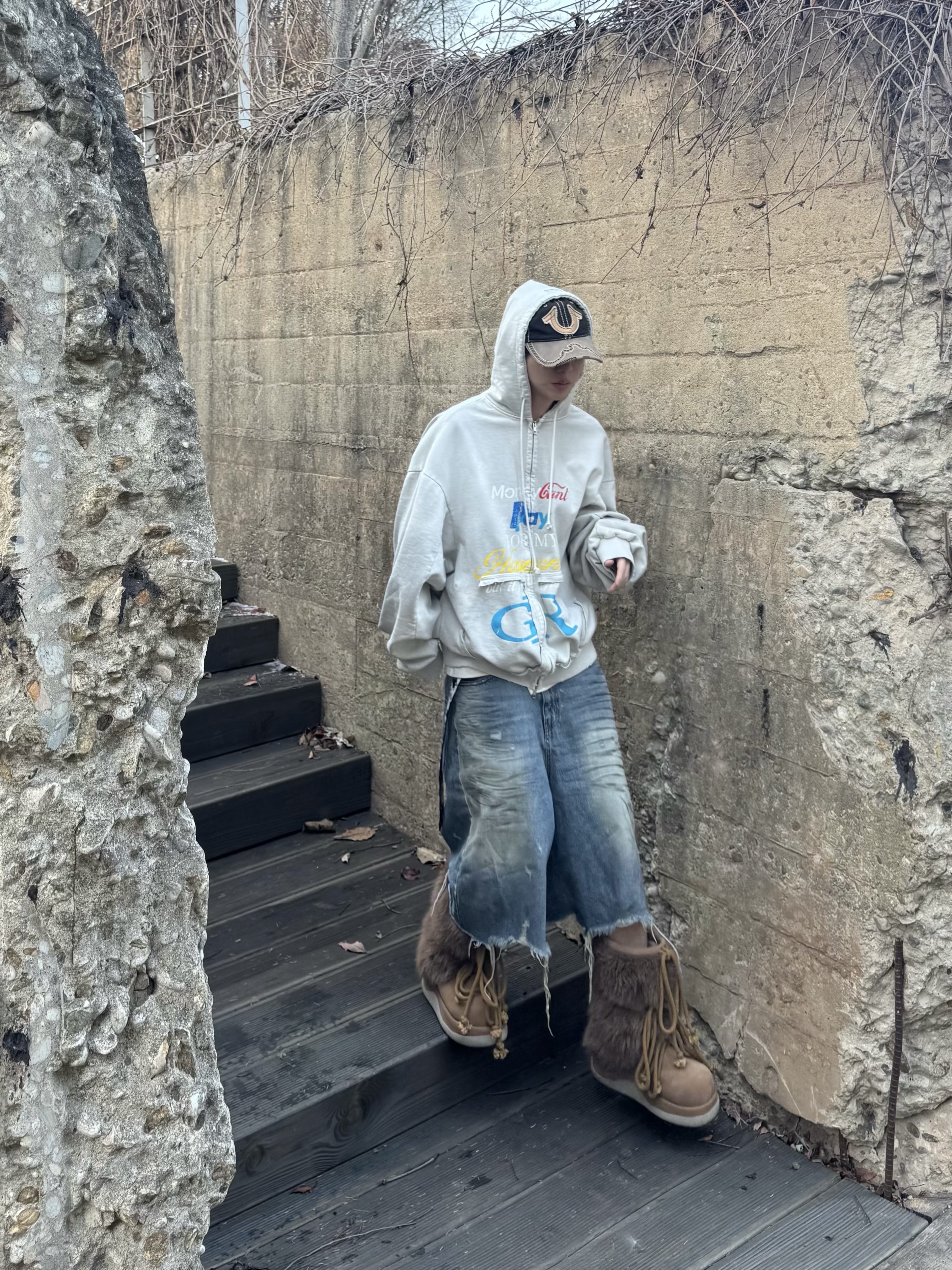 [KREAM 단독] Project G/R Happiness Zip Hoodie Light Grey, Project G/R Reworked Bermuda Shorts Blue 착용 스타일 - 3