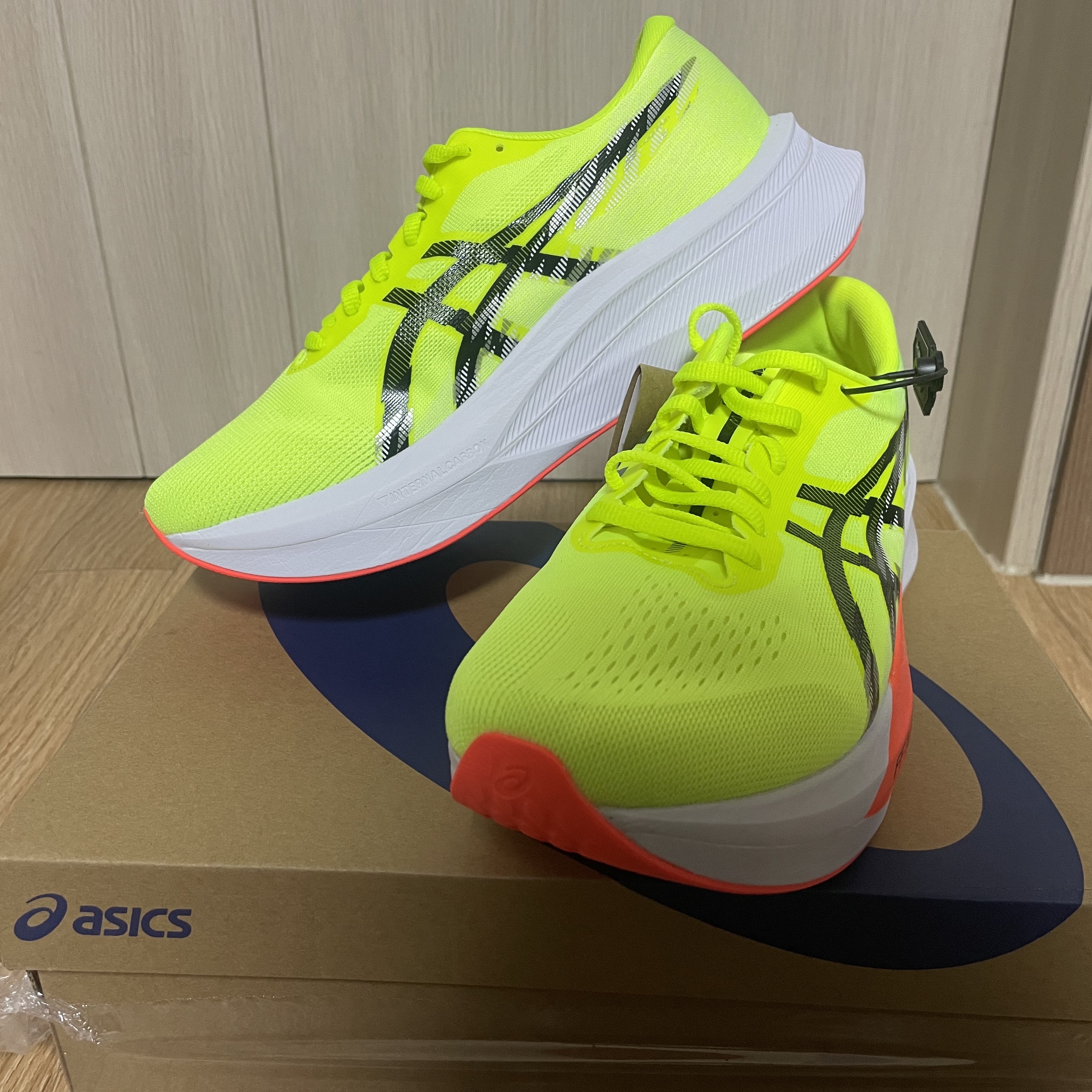 Asics Magic Speed 4 Safety Yellow Black - 2E Wide 착용 스타일 - 3