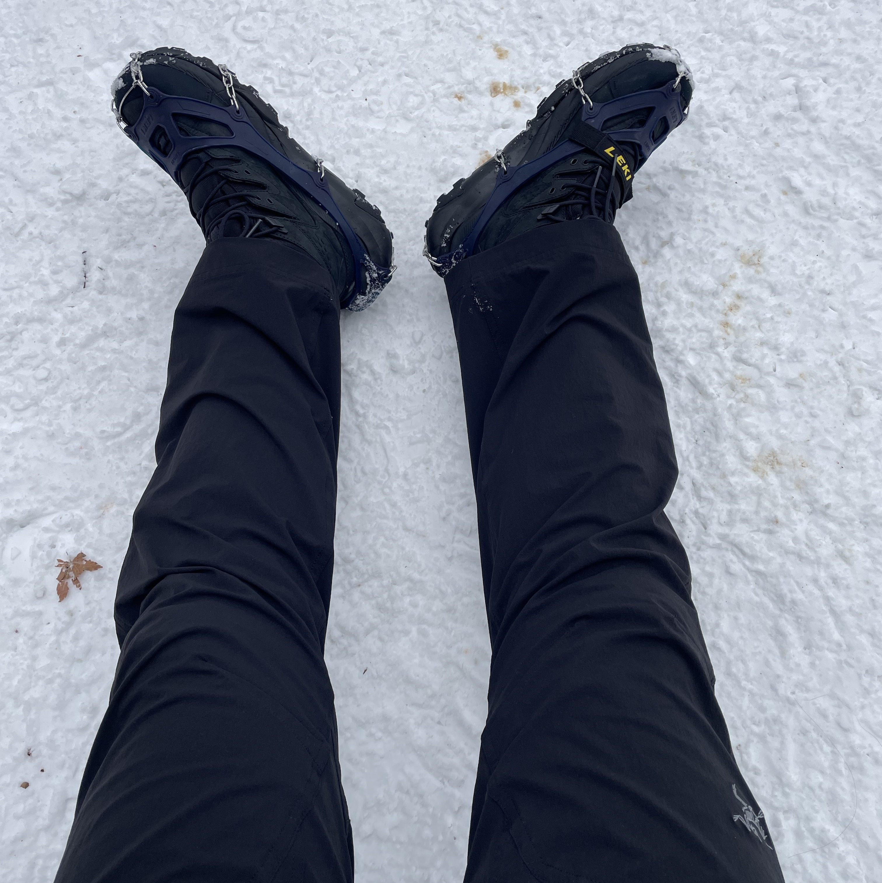Hoka Kaha 2 Gore-Tex Black, Arc'teryx Cronin Pants Black 착용 스타일