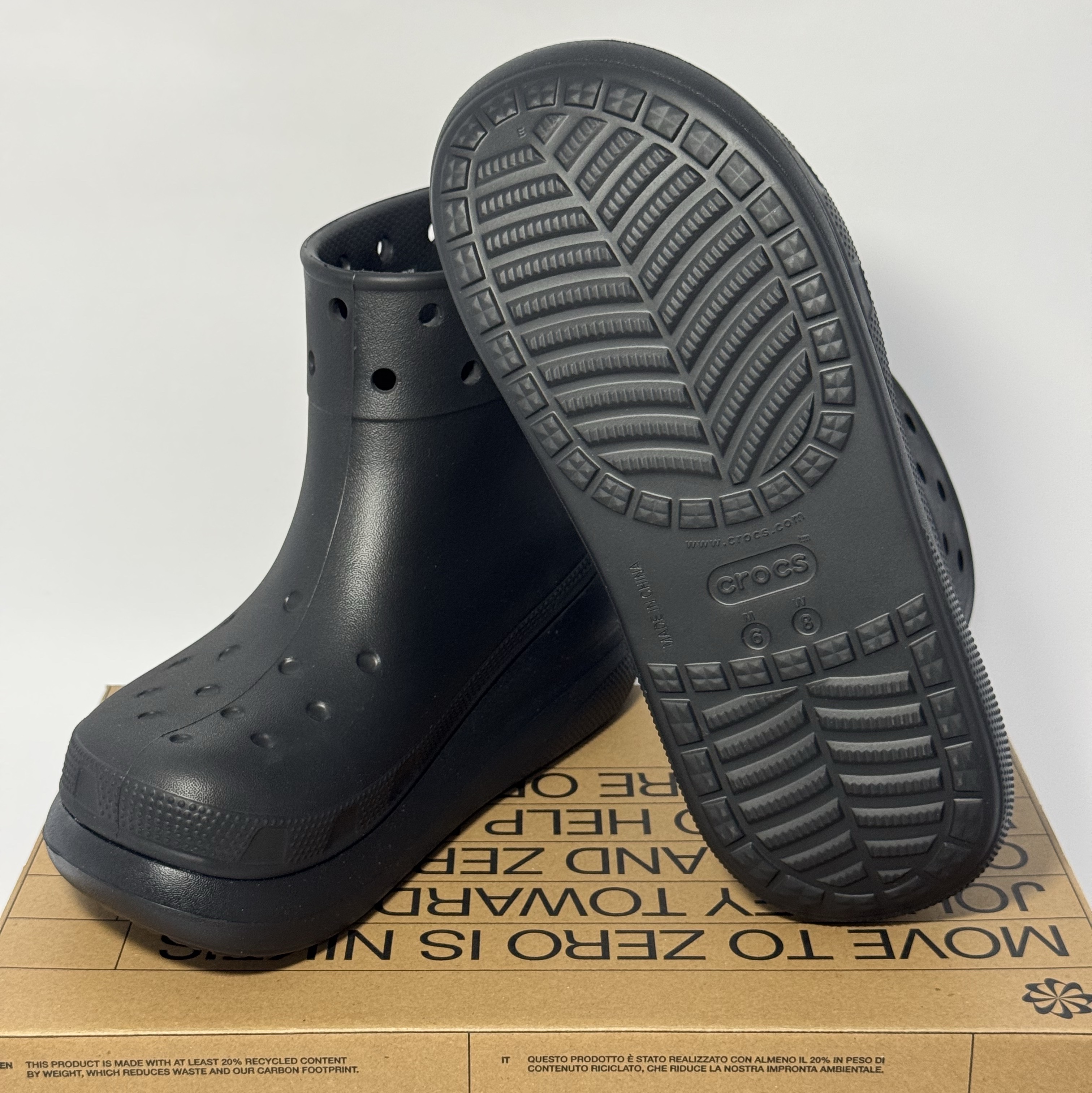 Crocs Classic Crush Boot Black 착용 스타일 - 4
