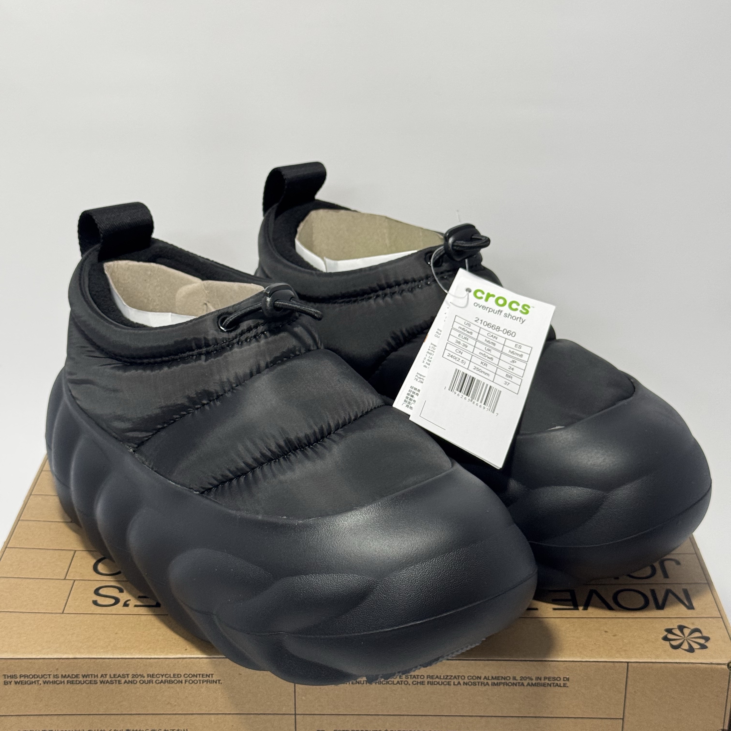 Crocs Overpuff Shorty Black 착용 스타일 - 1