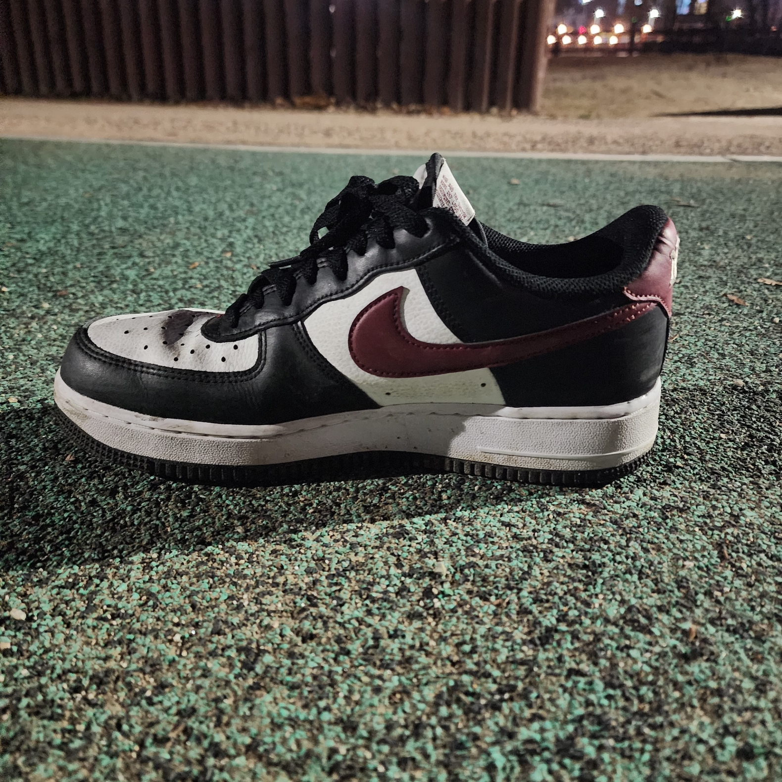 Nike Air Force 1 '07 Black Dark Team Red 착용 스타일