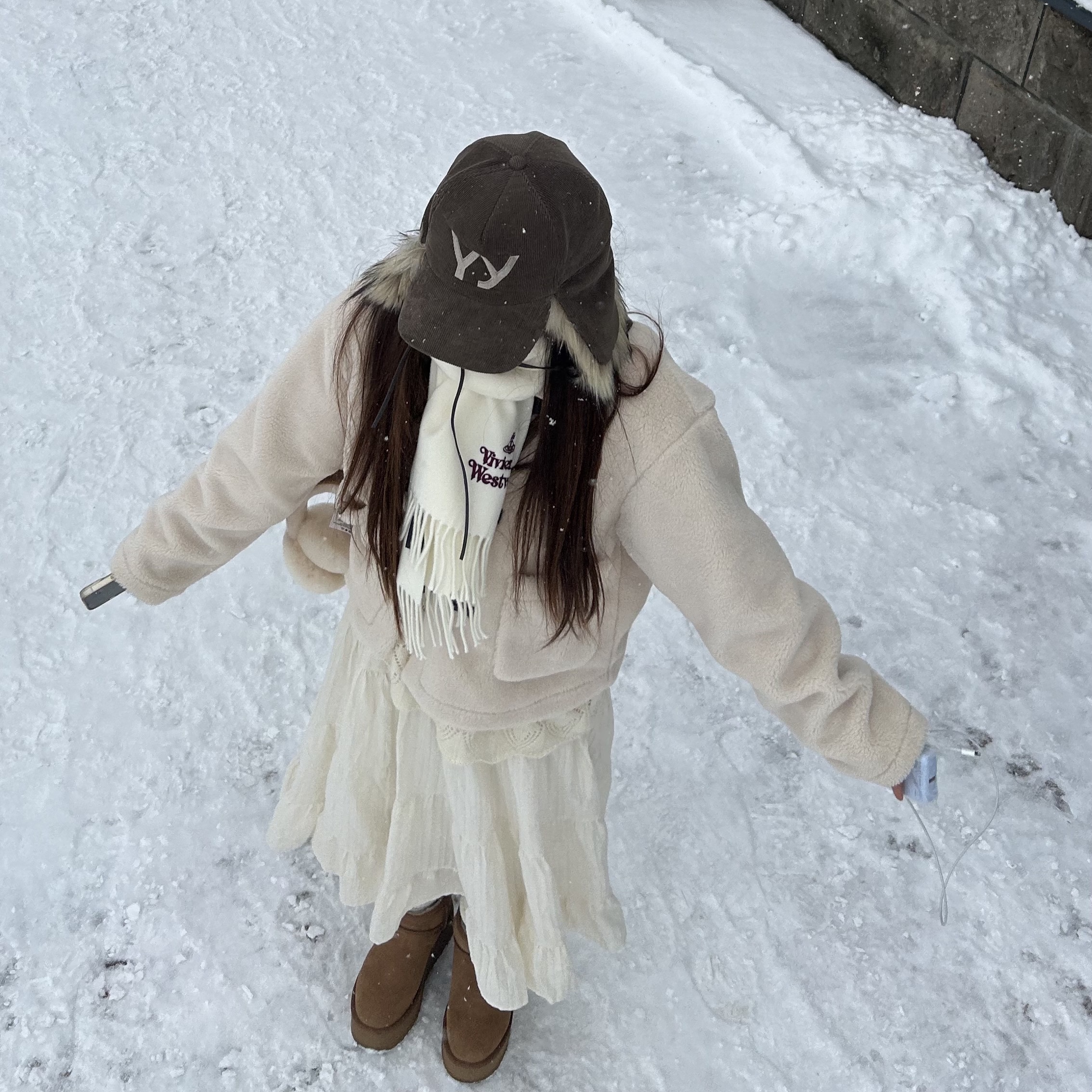 Open Yy Faux Fur Corduroy Earflap Cap Khaki, Vivienne Westwood Embroidered Logo Muffler White Wine 착용 스타일 - 4