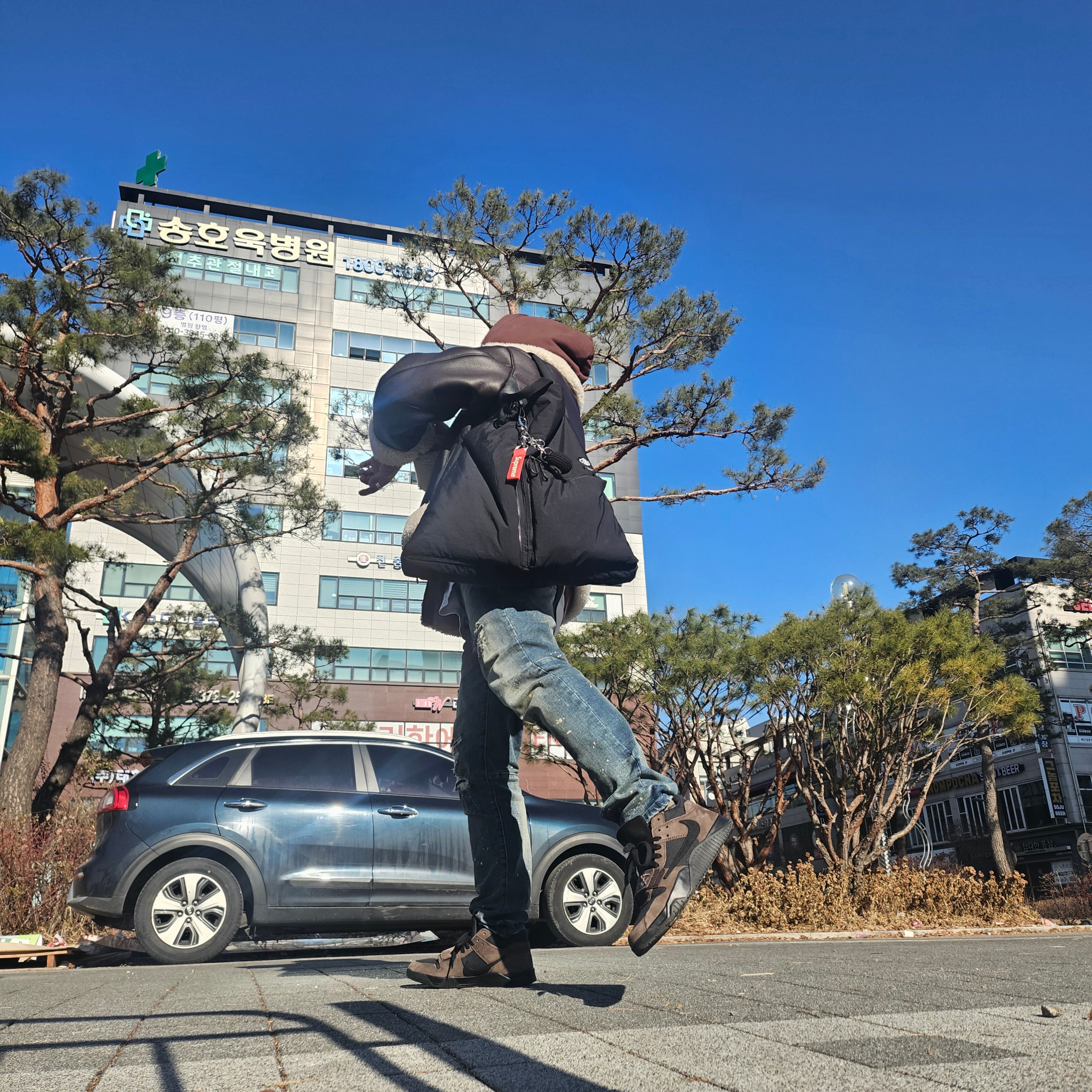 Undermycar x Starbucks Overmybag Black, Supreme Webbing Keychain Red - 23SS 착용 스타일 - 2