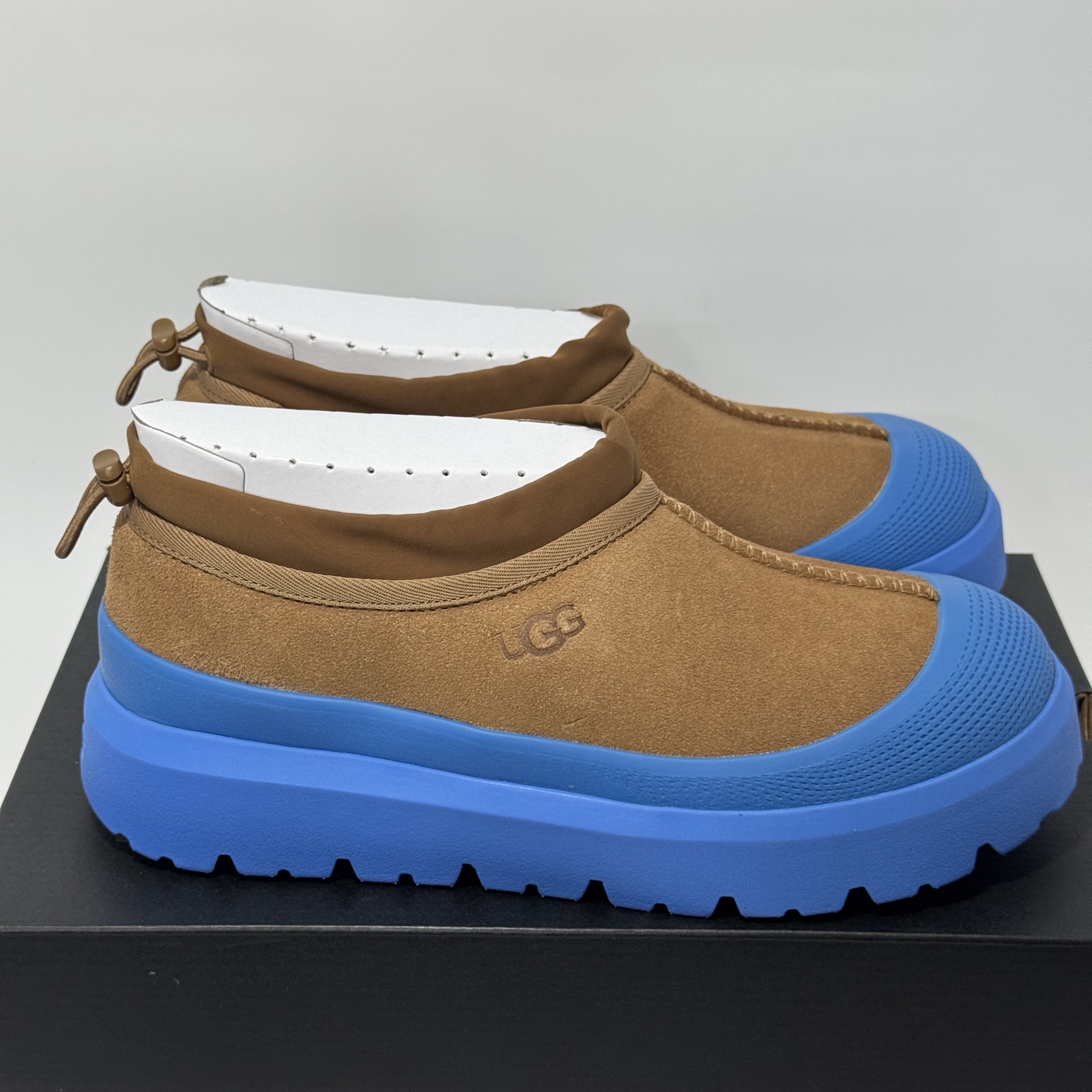 UGG Tasman Weather Hybrid Chestnut Big Sky 착용 스타일 - 2