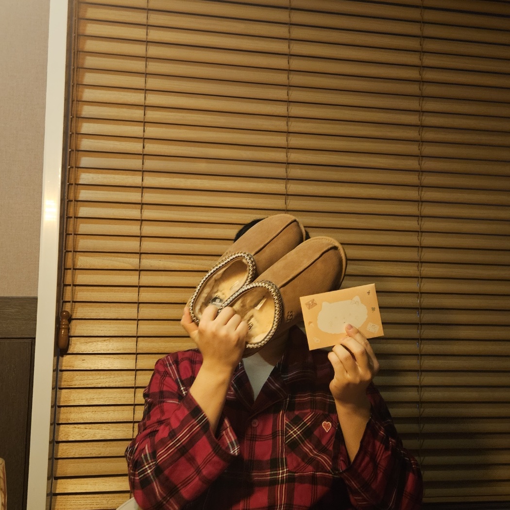 UGG Tasman Slipper Chestnut 착용 스타일 - 1