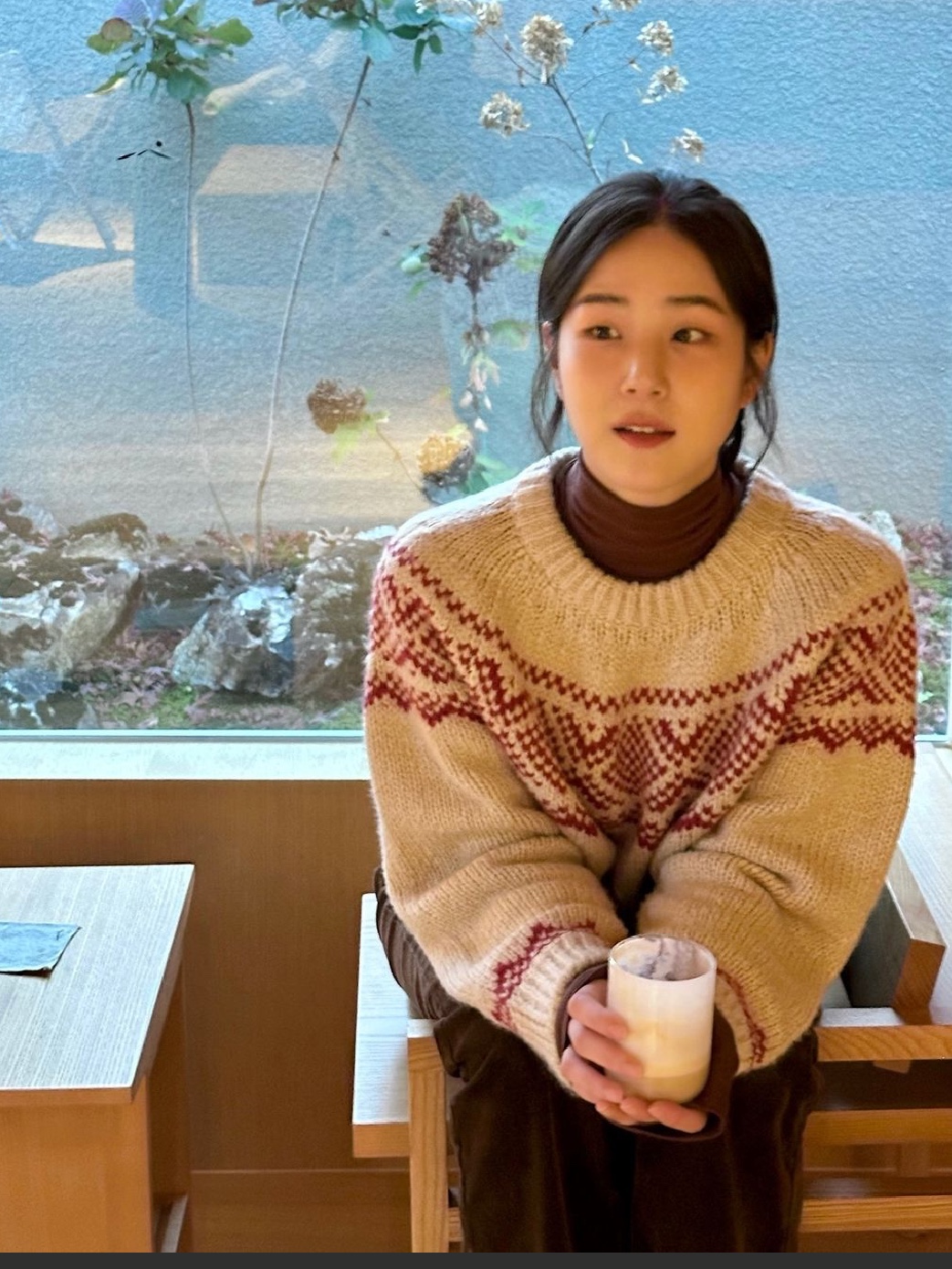 Siyazu SIKN2103 Loose Fit Alpaca Nordic Sweater Red 착용 스타일 - 2