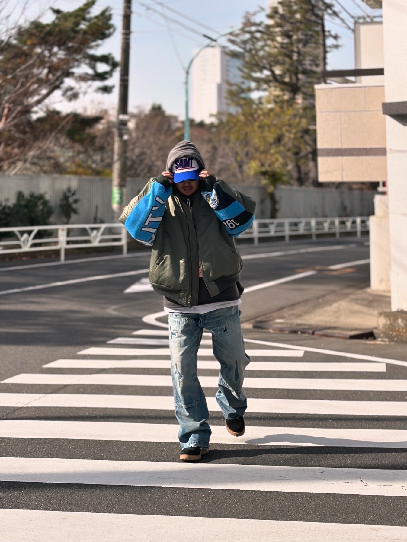 Saint Mxxxxxx Damage MA-1 Jacket Khaki - 24AW, Saint Mxxxxxx Saint Cap White Blue 착용 스타일 - 1