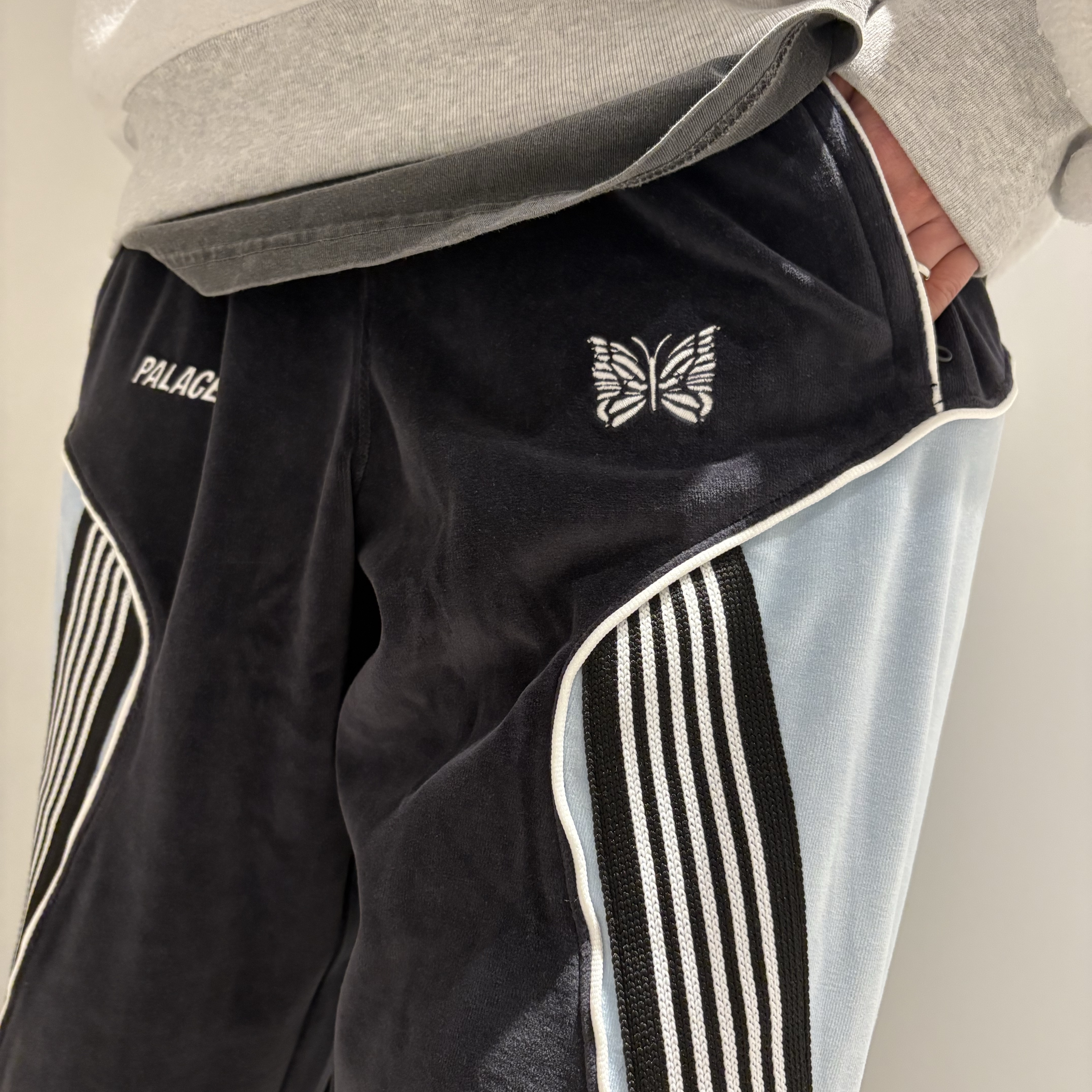 Palace x Needles Track Jogger Black - 24FW, Supreme Inside Out Crewneck Ash Grey - 23FW 착용 스타일 - 3
