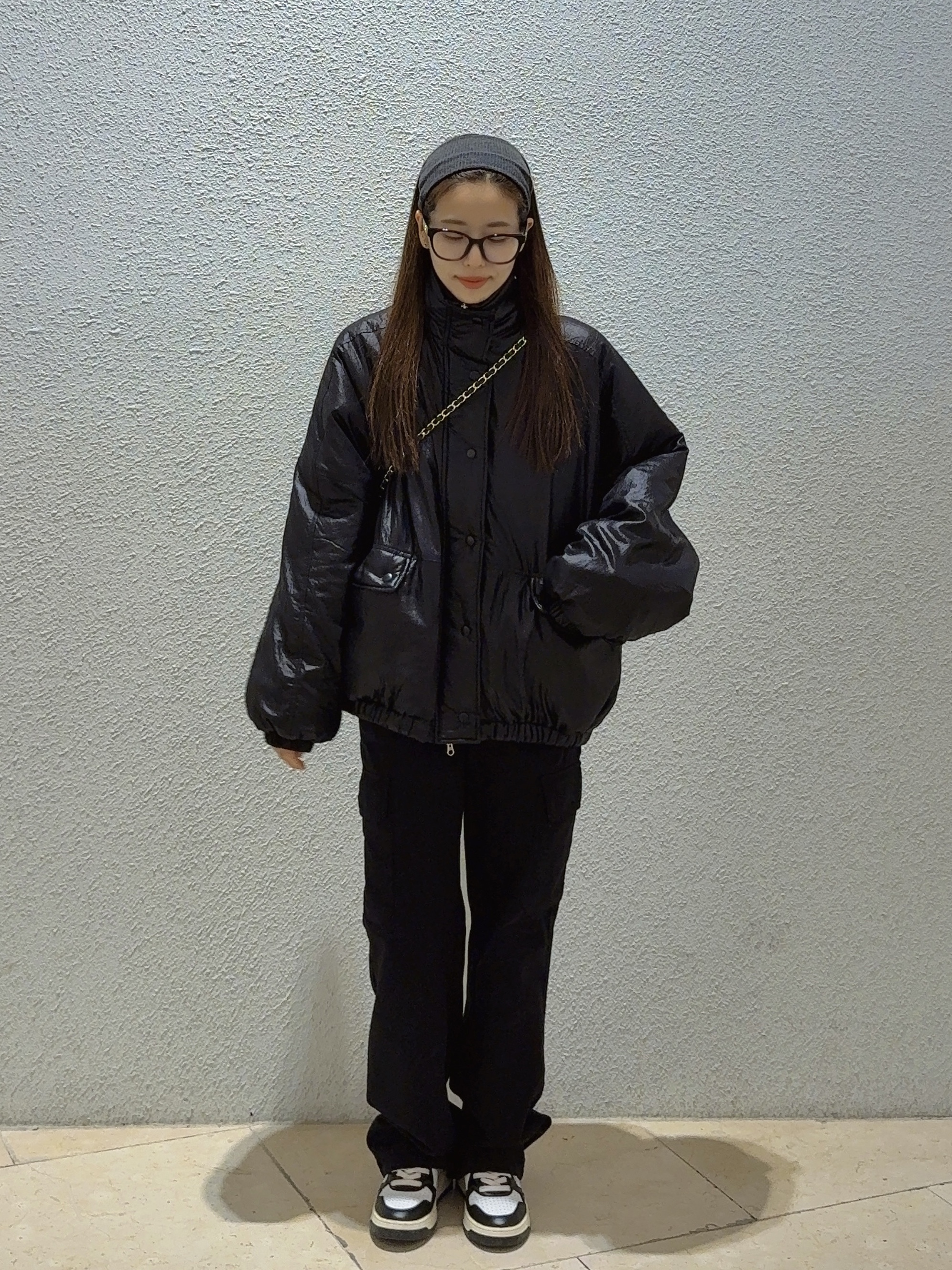 Chanel Medium Classic Handbag Grained Calfskin & Gold Black, (W) Autry Medalist Low Leather Sneakers Black White 착용 스타일 - 1