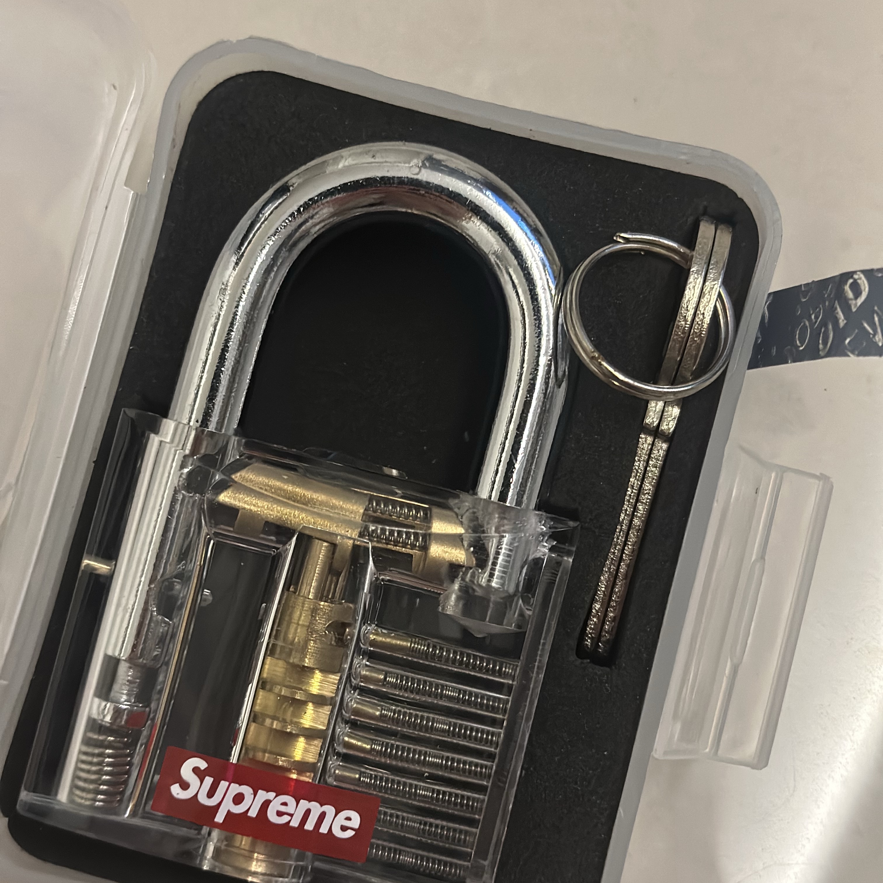 Supreme Transparent Lock - 20SS 착용 스타일 - 3