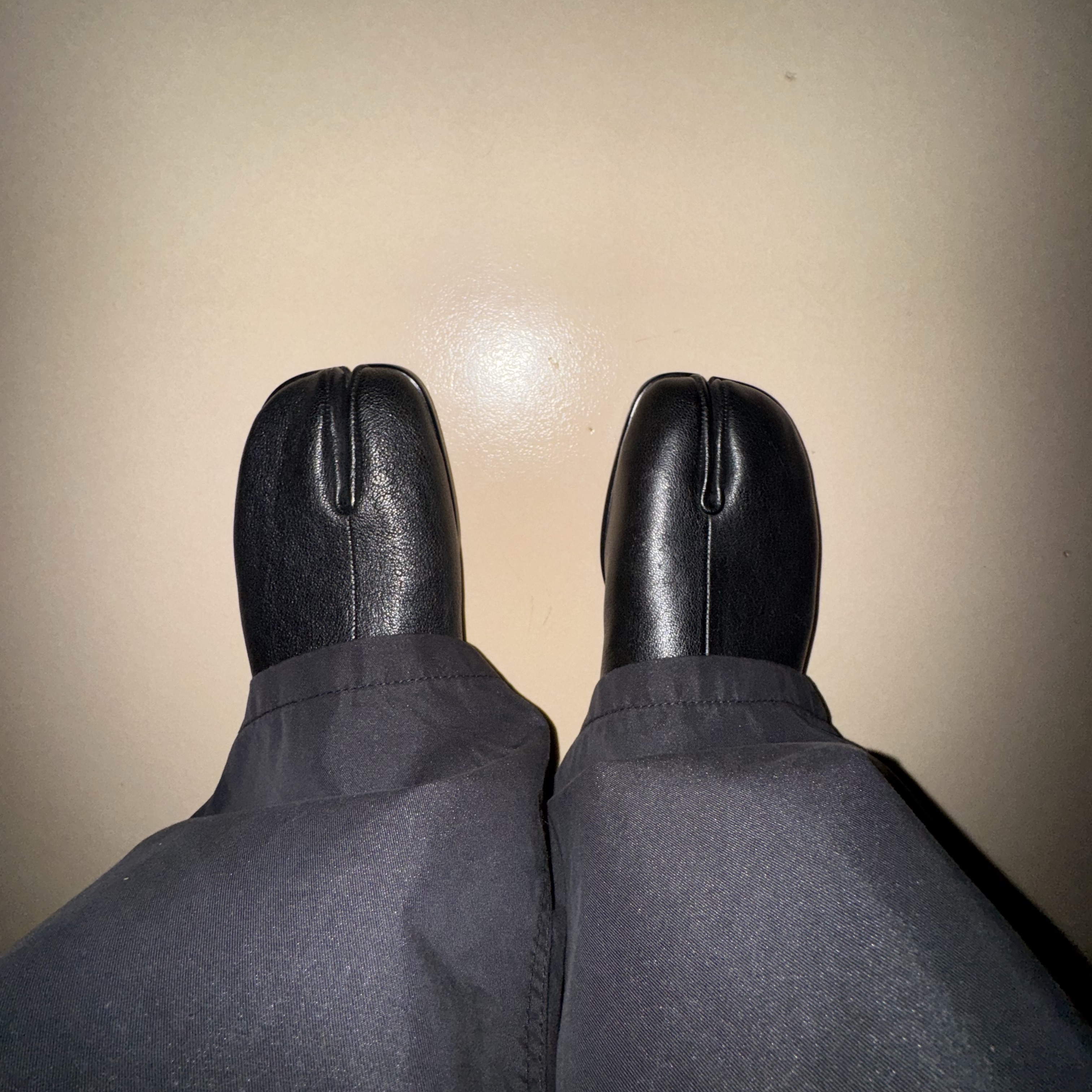 Maison Margiela Slip-On Tabi Shoes Black 착용 스타일 - 2