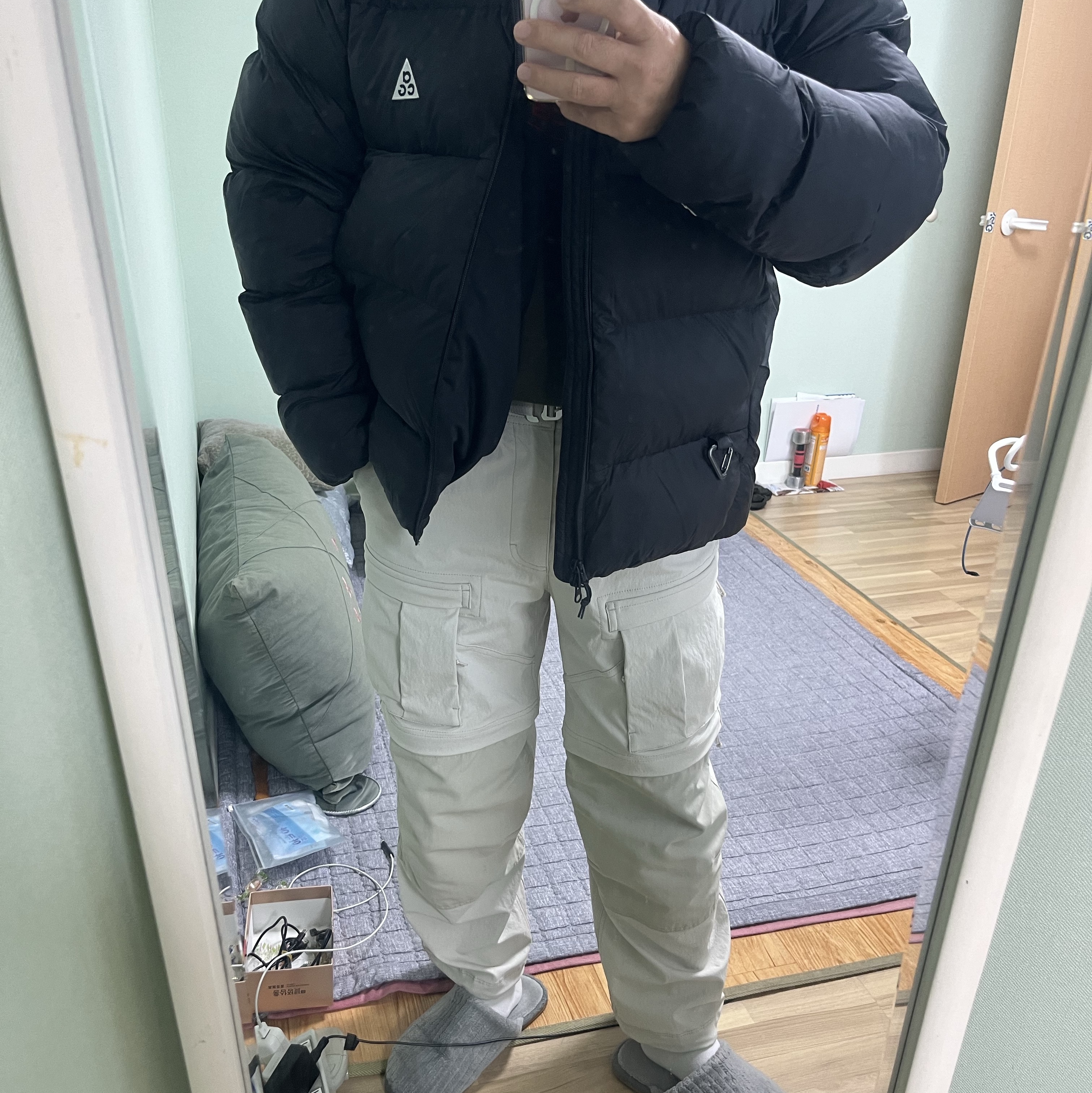 Nike ACG Smith Summit Cargo Pants Light Bone - Asia, Nike ACG Manhole Long Sleeve T-Shirt Black - Asia 착용 스타일