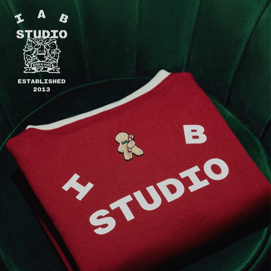 IAB Studio 24 Christmas Hoodie Burgundy Oatmeal 착용 스타일