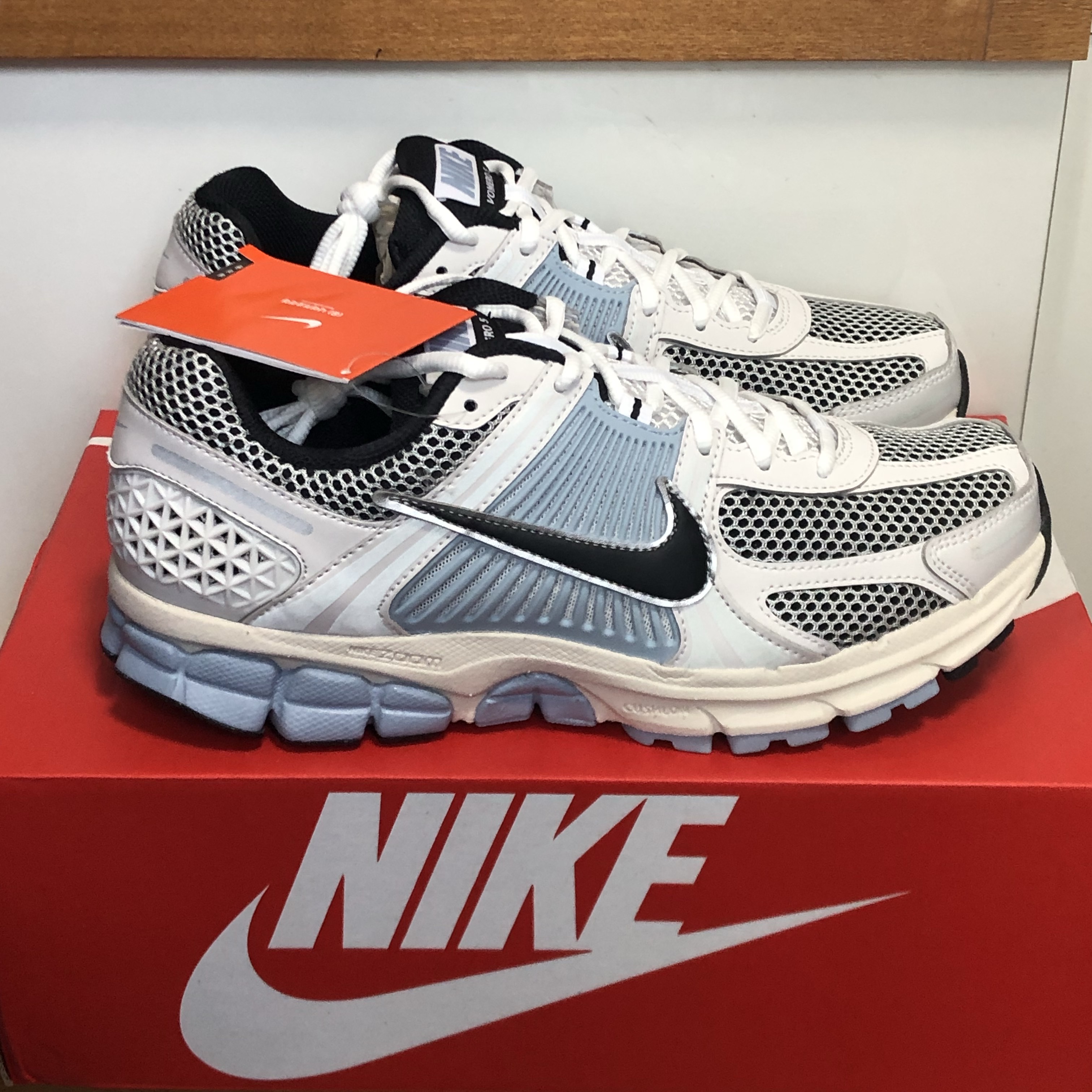 (W) Nike Zoom Vomero 5 Platinum Tint Black 착용 스타일