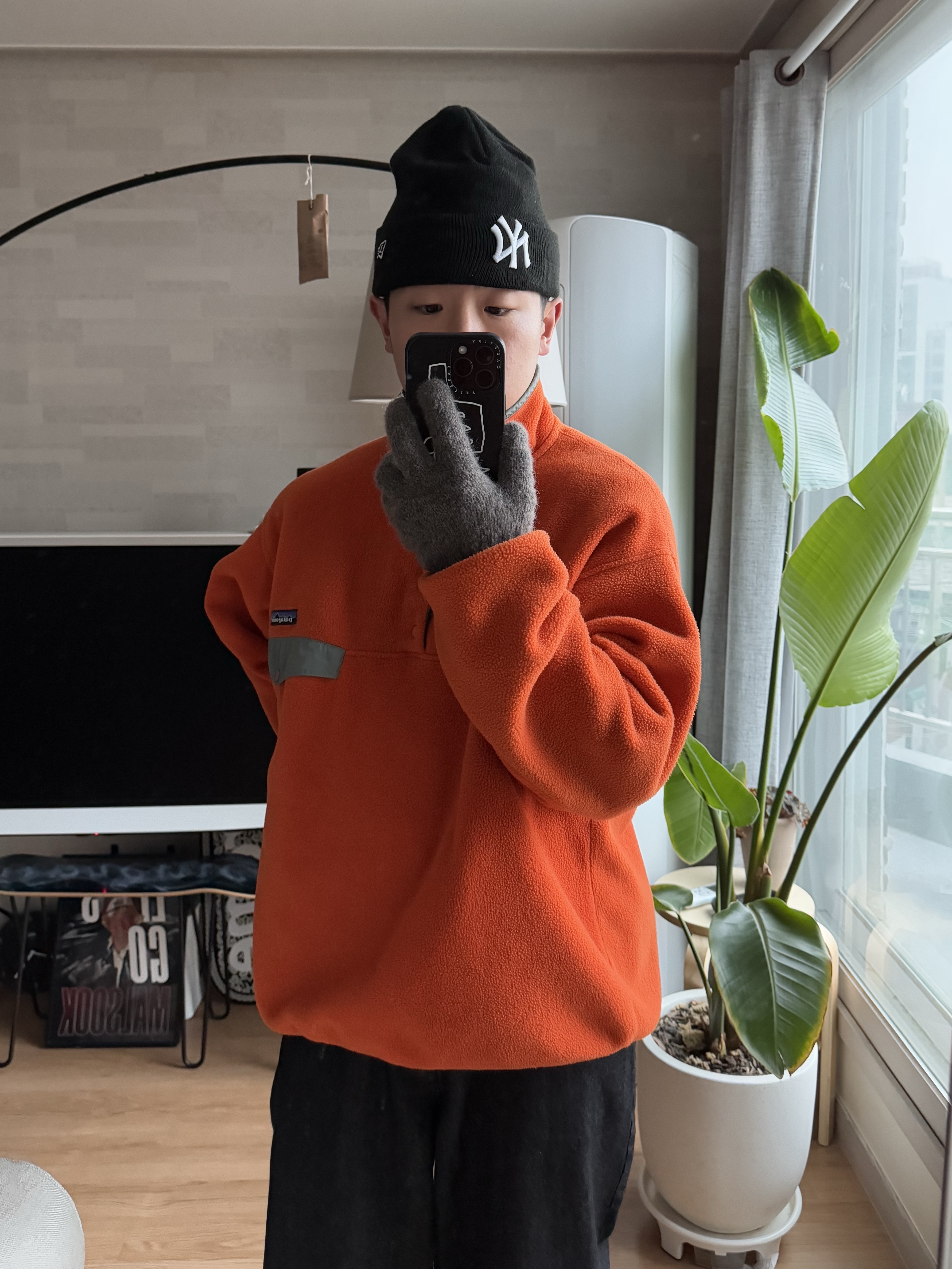 The North Face Ascent Jacket Clay Grey, Clarks Wallabee Gore-Tex Black Suede 착용 스타일 - 3