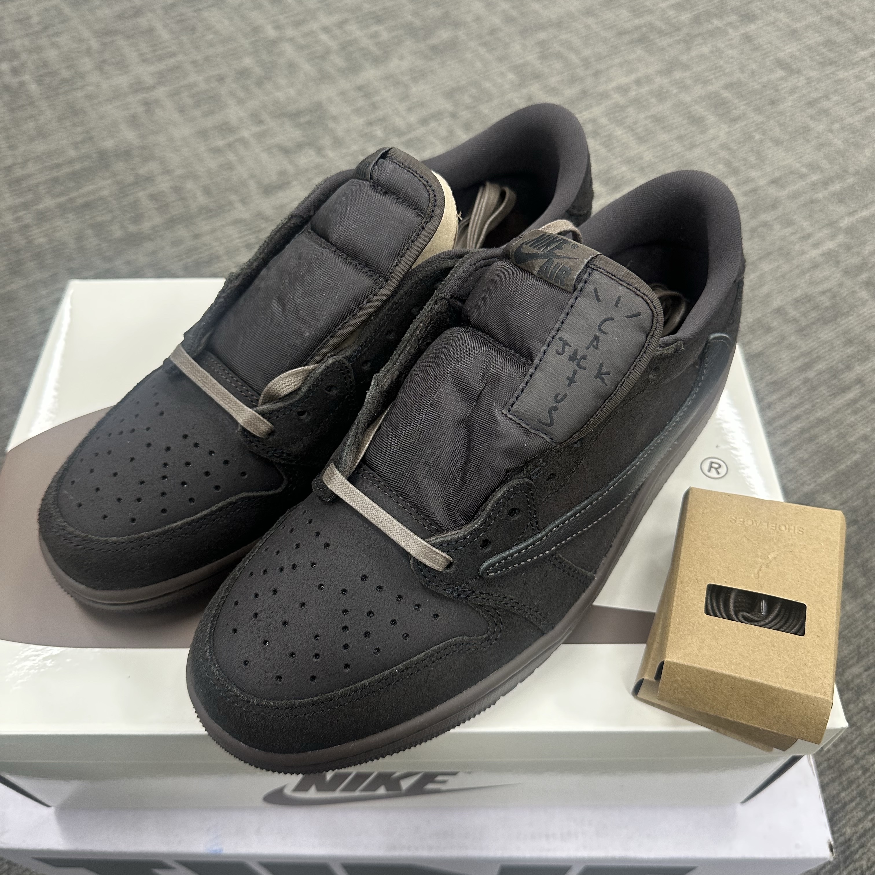 Jordan 1 x Travis Scott Retro Low OG SP Velvet Brown and Dark Mocha 착용 스타일 - 2