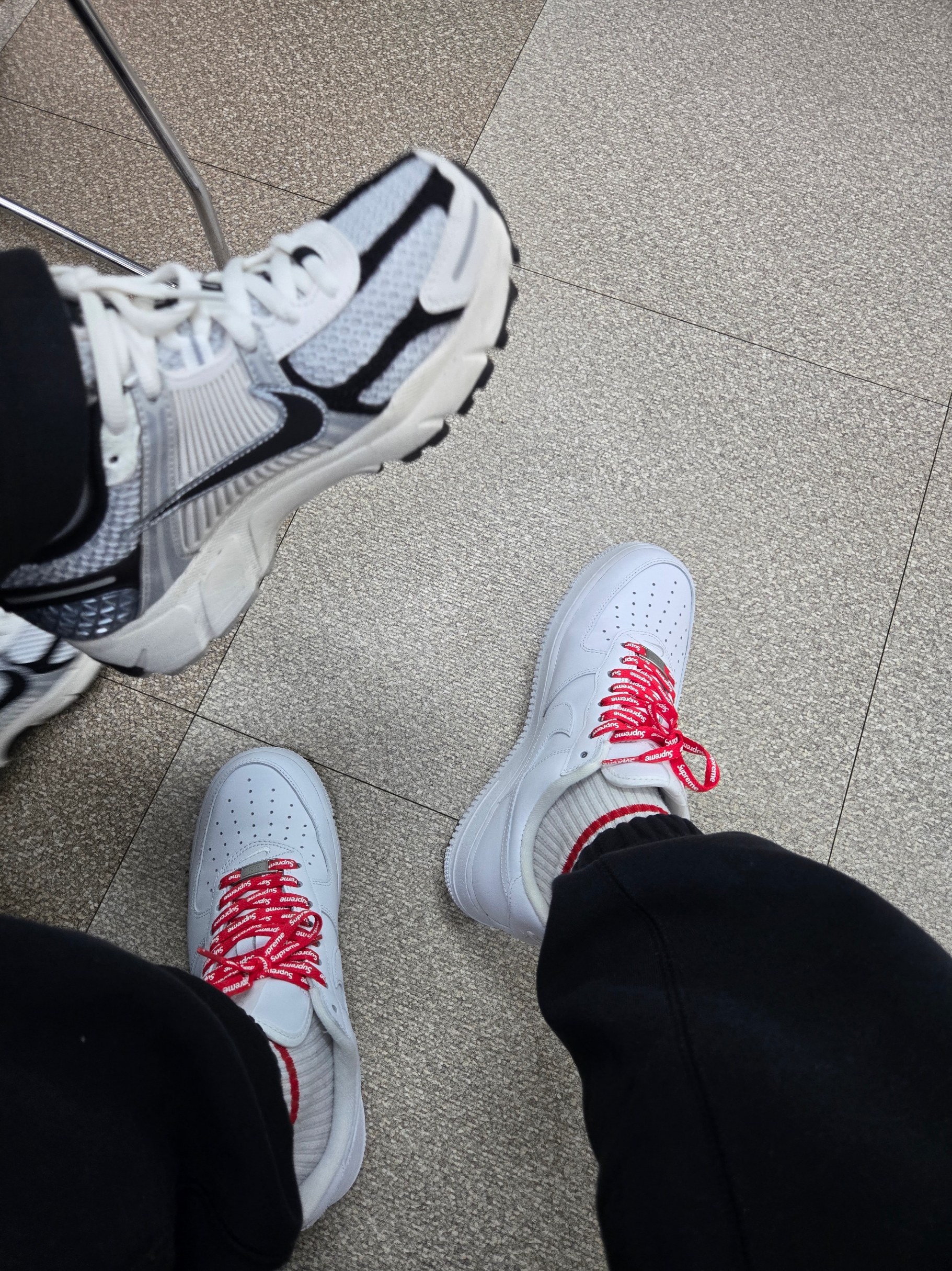 Nike x Supreme Air Force 1 Low White, (W) Nike Zoom Vomero 5 Photon Dust Phantom 착용 스타일