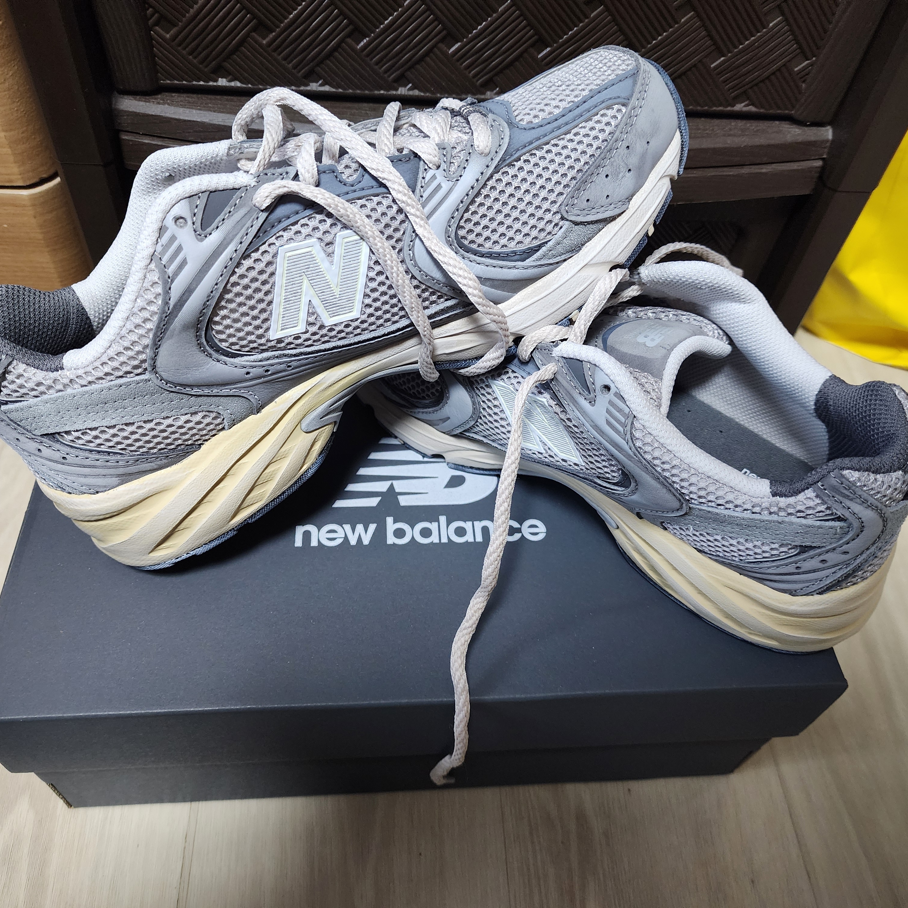 New Balance 530 Premium Vintage Grey Matter 착용 스타일