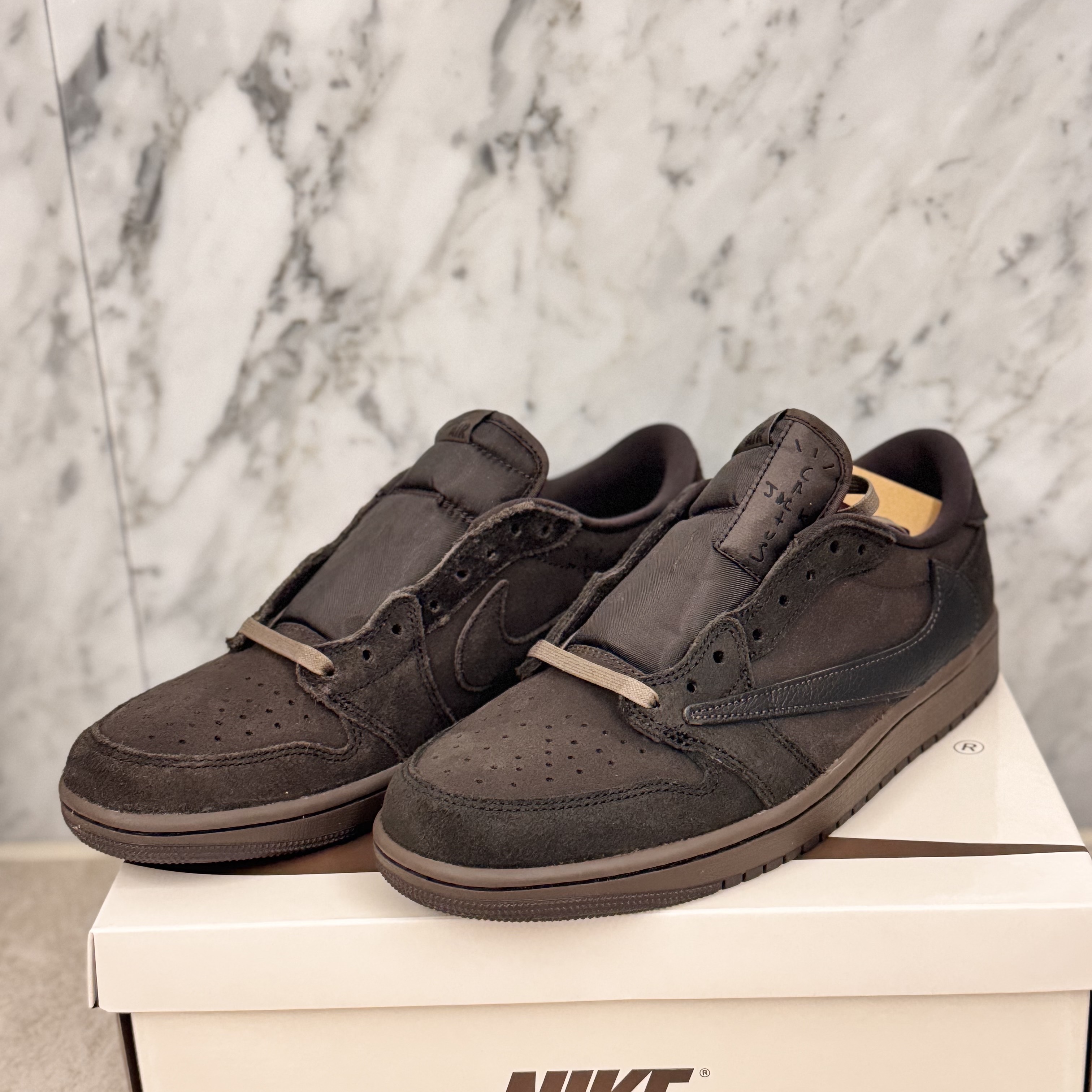Jordan 1 x Travis Scott Retro Low OG SP Velvet Brown and Dark Mocha 착용 스타일 - 2