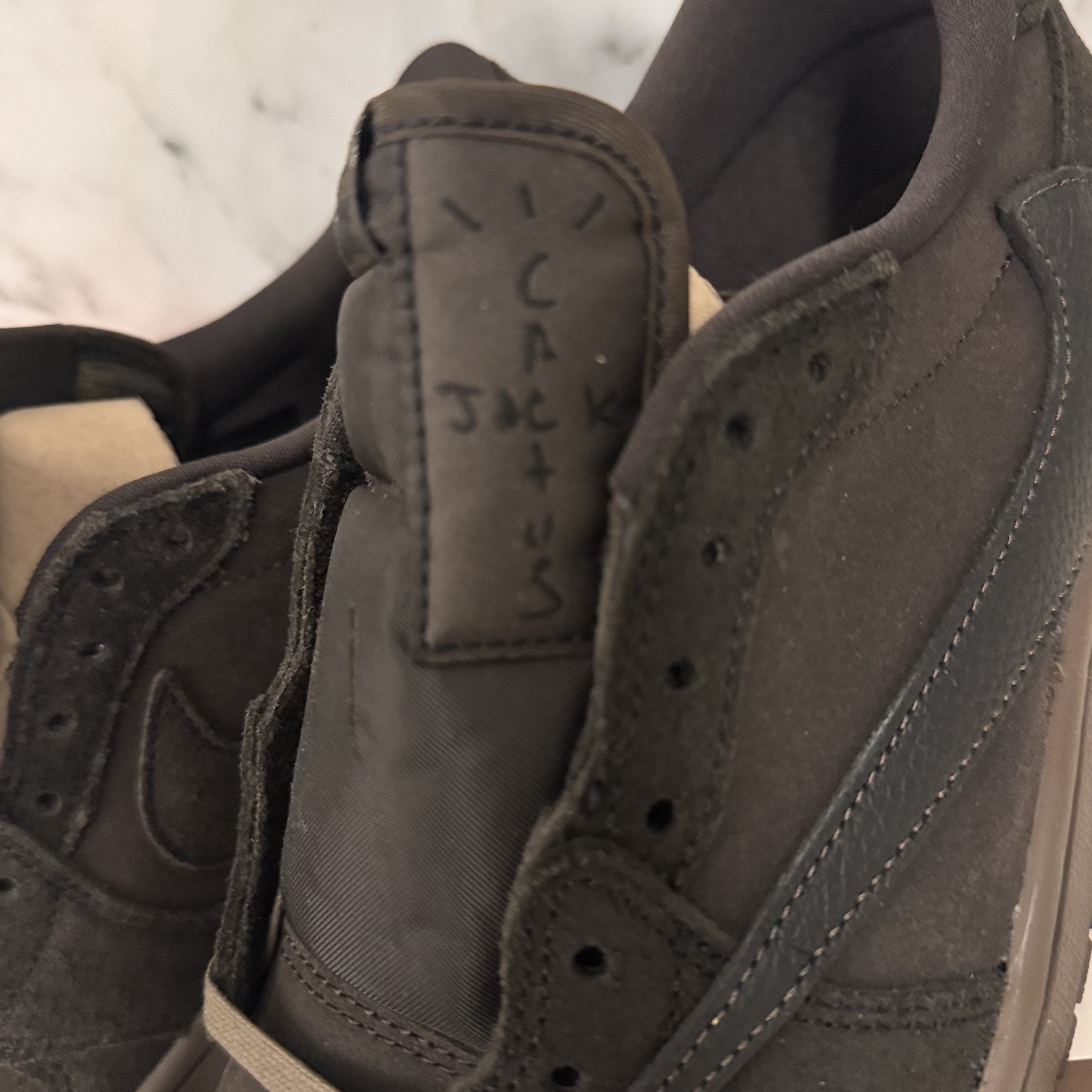 Jordan 1 x Travis Scott Retro Low OG SP Velvet Brown and Dark Mocha 착용 스타일 - 5