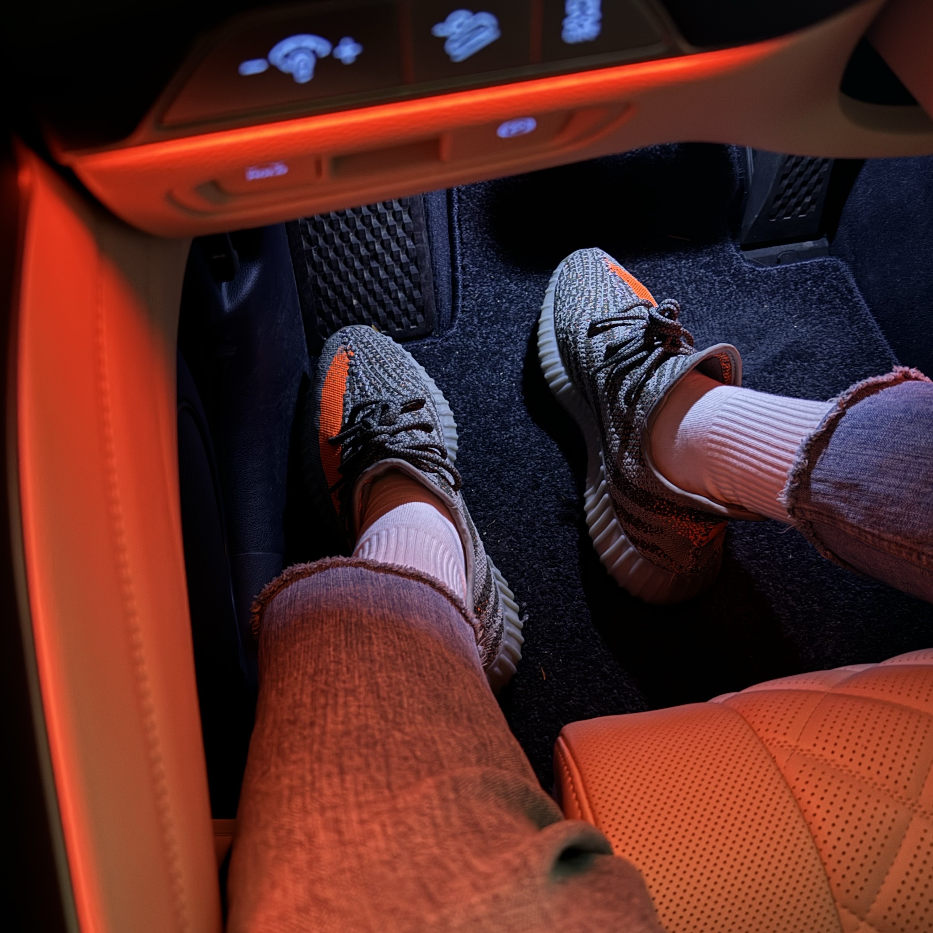 Adidas Yeezy Boost 350 V2 Beluga - Reflective 착용 스타일
