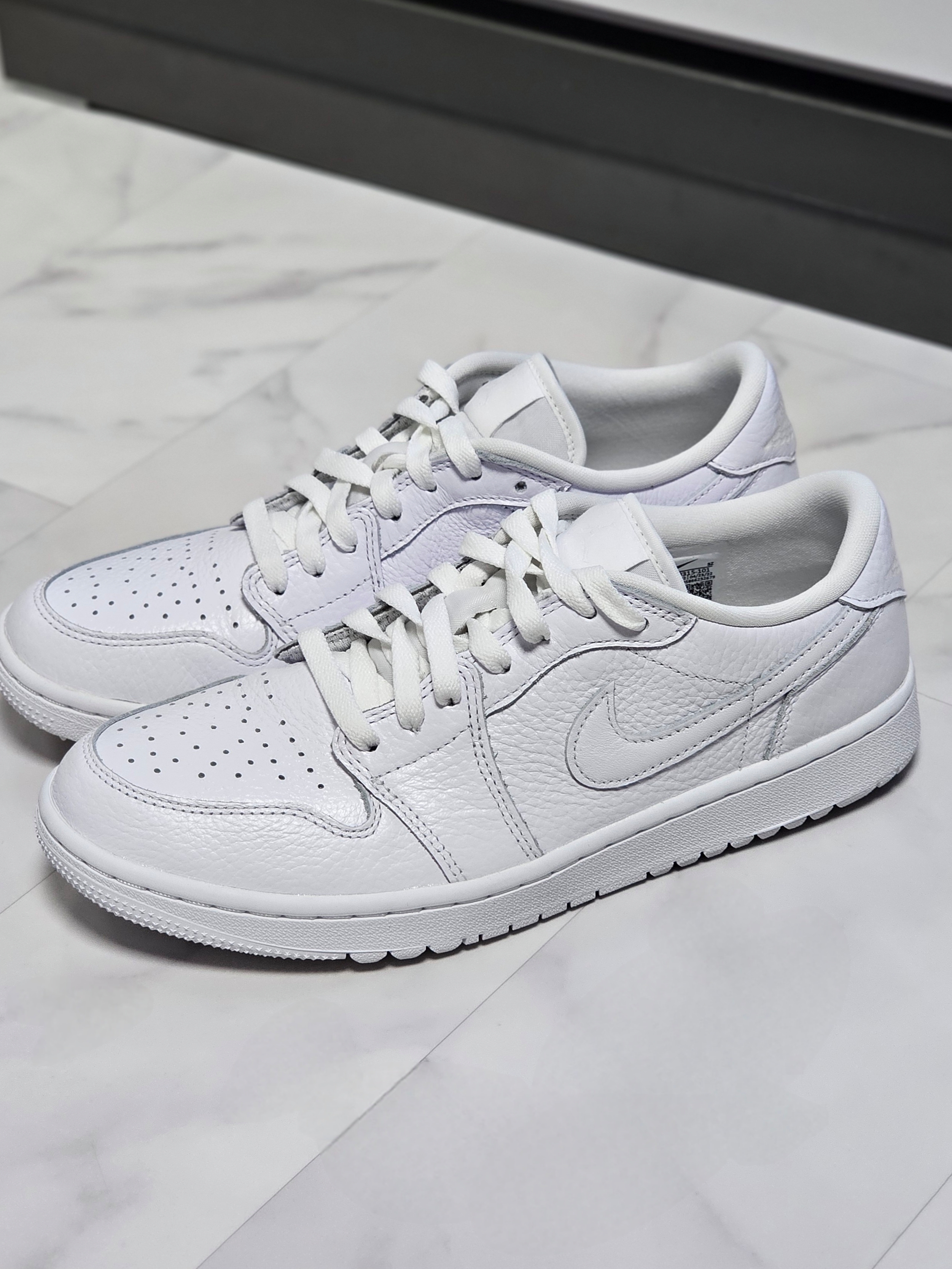 Jordan 1 Low Golf Triple White 착용 스타일 - 3
