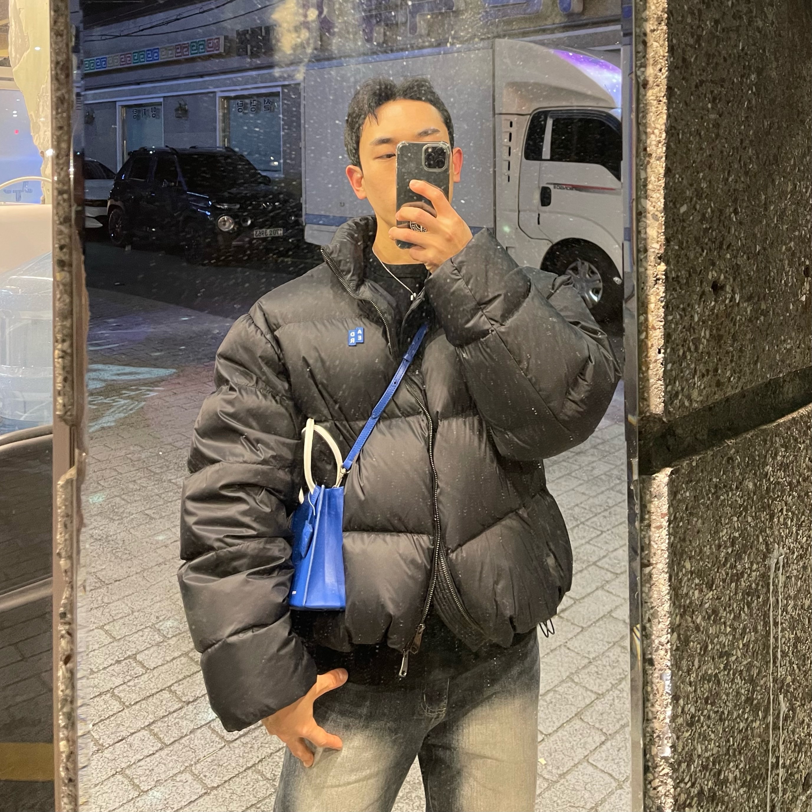 Ader Error Sig; TRS/BL Tag Puffer Jacket 01 Noir, Ader Error Small Shopper Bag Blue 착용 스타일