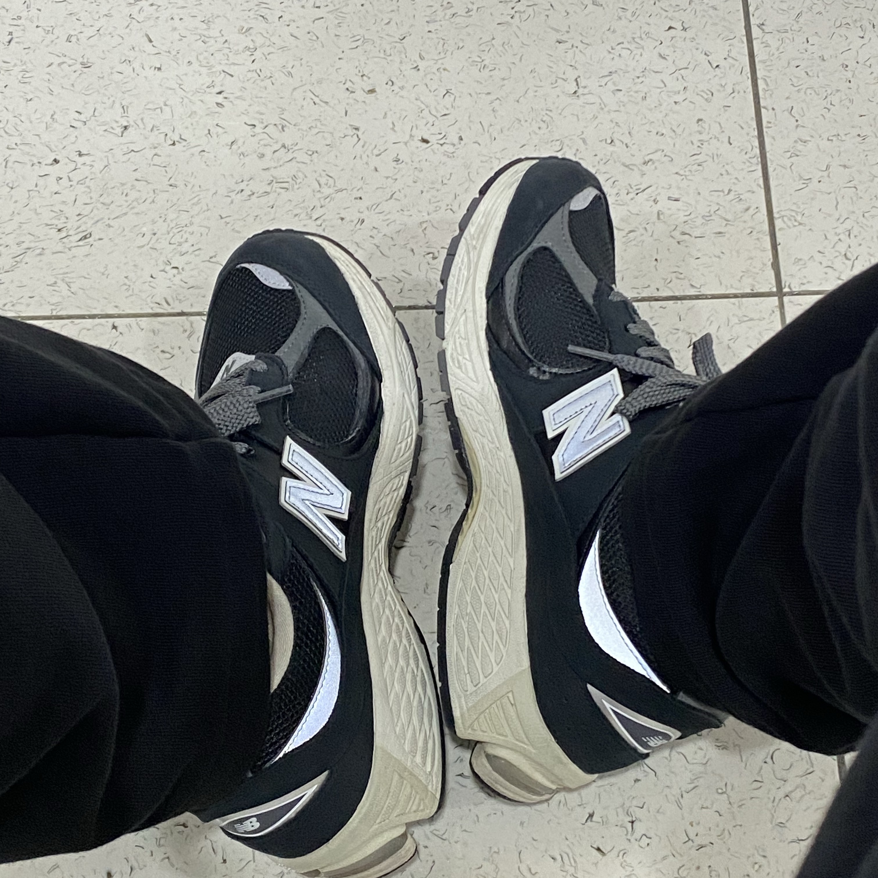 New Balance 2002R Premium Vintage Black 착용 스타일