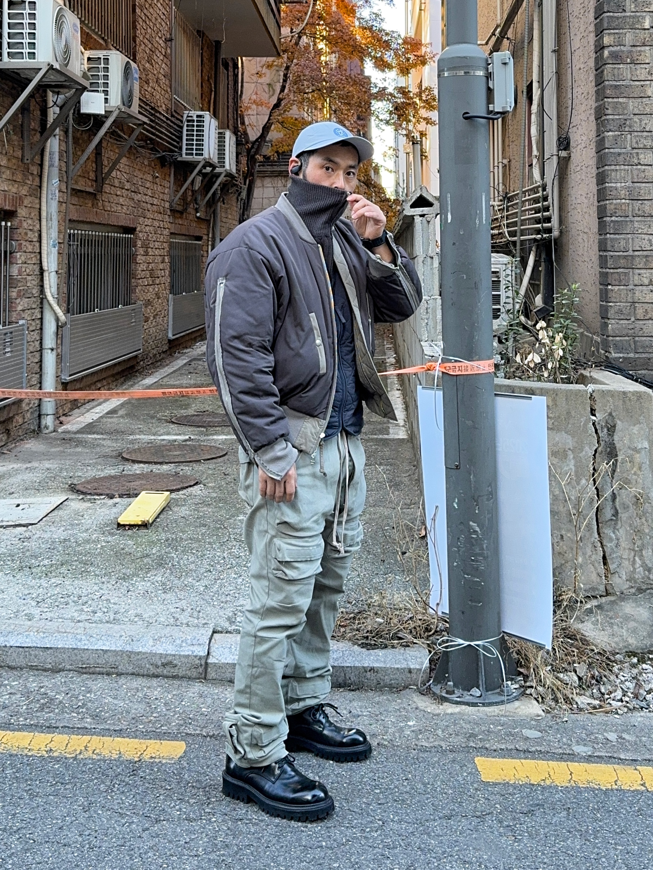 Grailz Multi Zipper Bomber Jacket Taupe, Grailz Flight Pocket Pants Ash Olive 착용 스타일 - 1