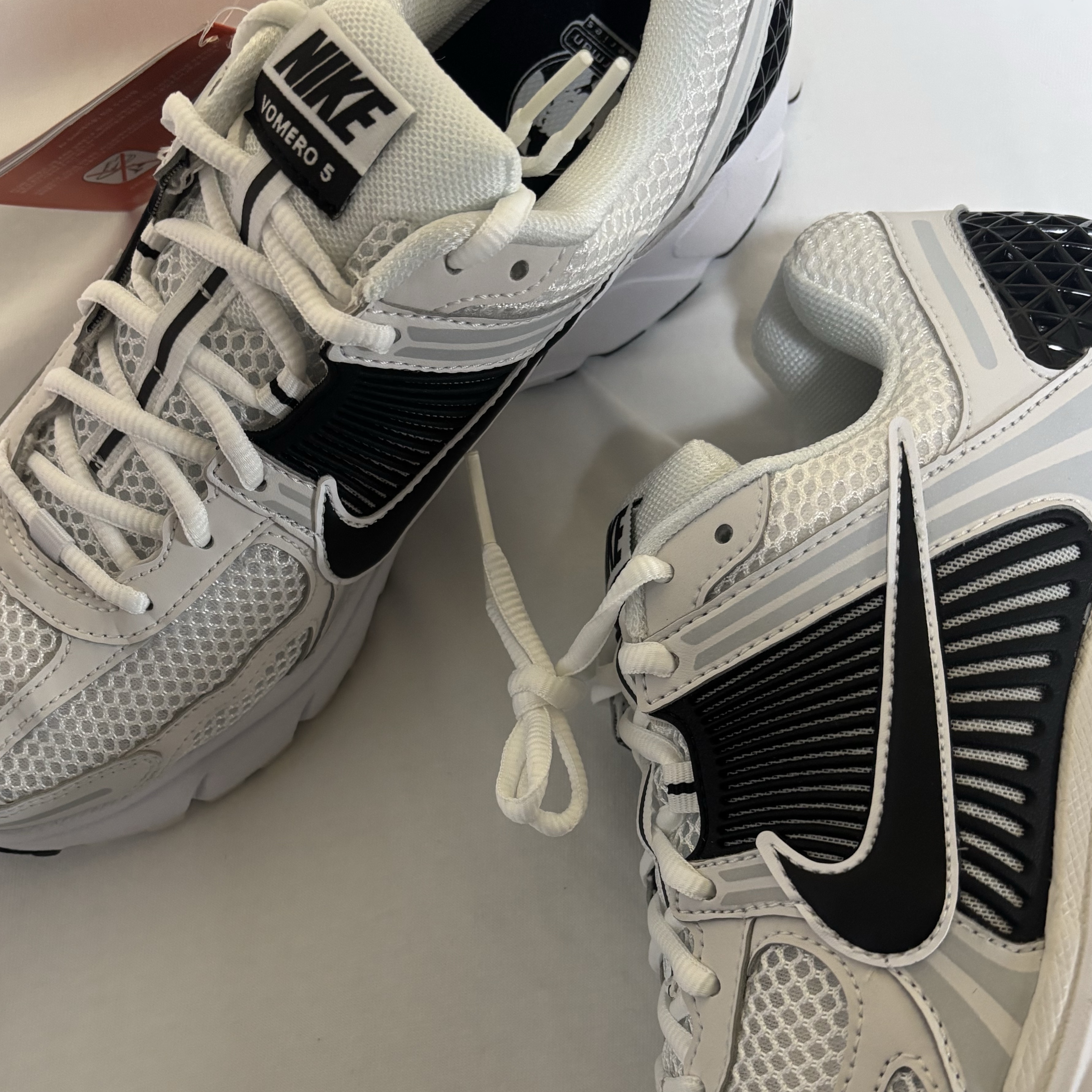 Nike Zoom Vomero 5 White Platinum Tint 착용 스타일