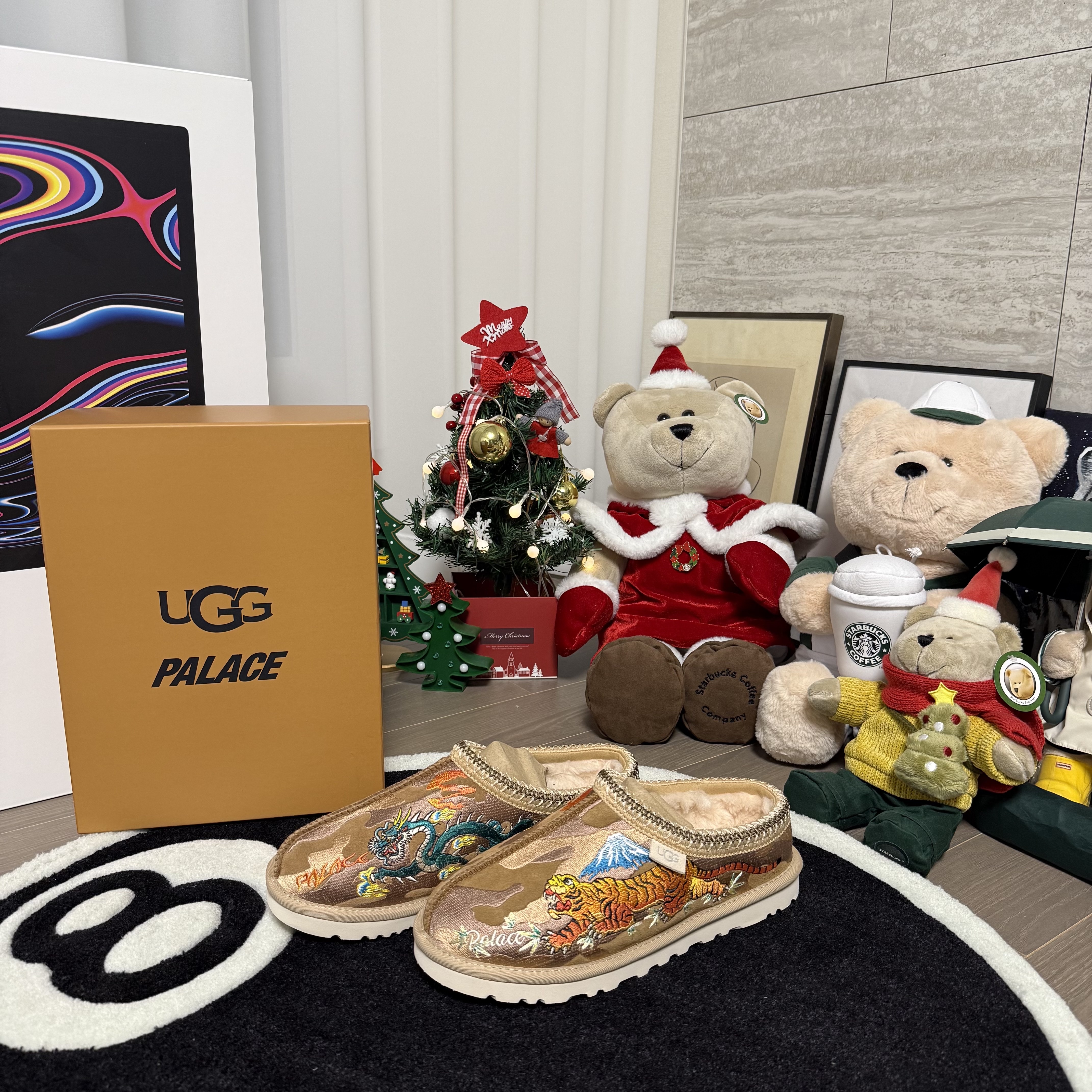 UGG x Palace Tasman Slipper Chestnut Camo, Stussy 8 Ball Rug Black 착용 스타일
