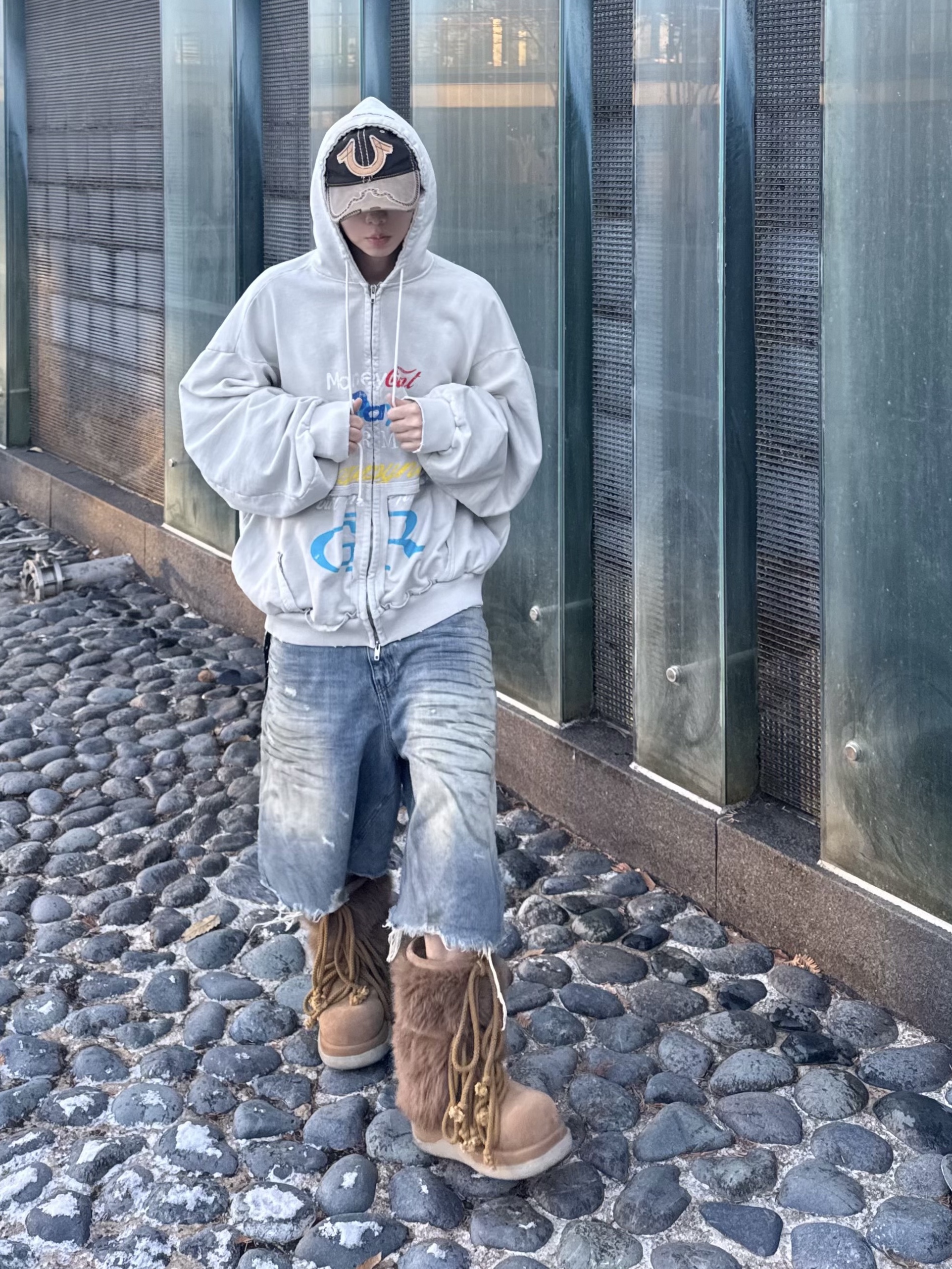 [KREAM 단독] Project G/R Happiness Zip Hoodie Light Grey, Project G/R Reworked Bermuda Shorts Blue 착용 스타일 - 5