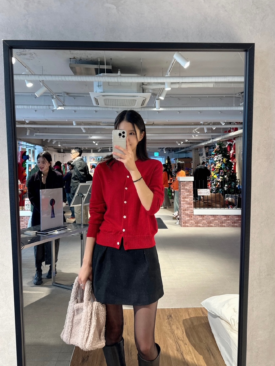 Siyazu SIKN2126 Merino Wool Minimal Cardigan Red 착용 스타일 - 2