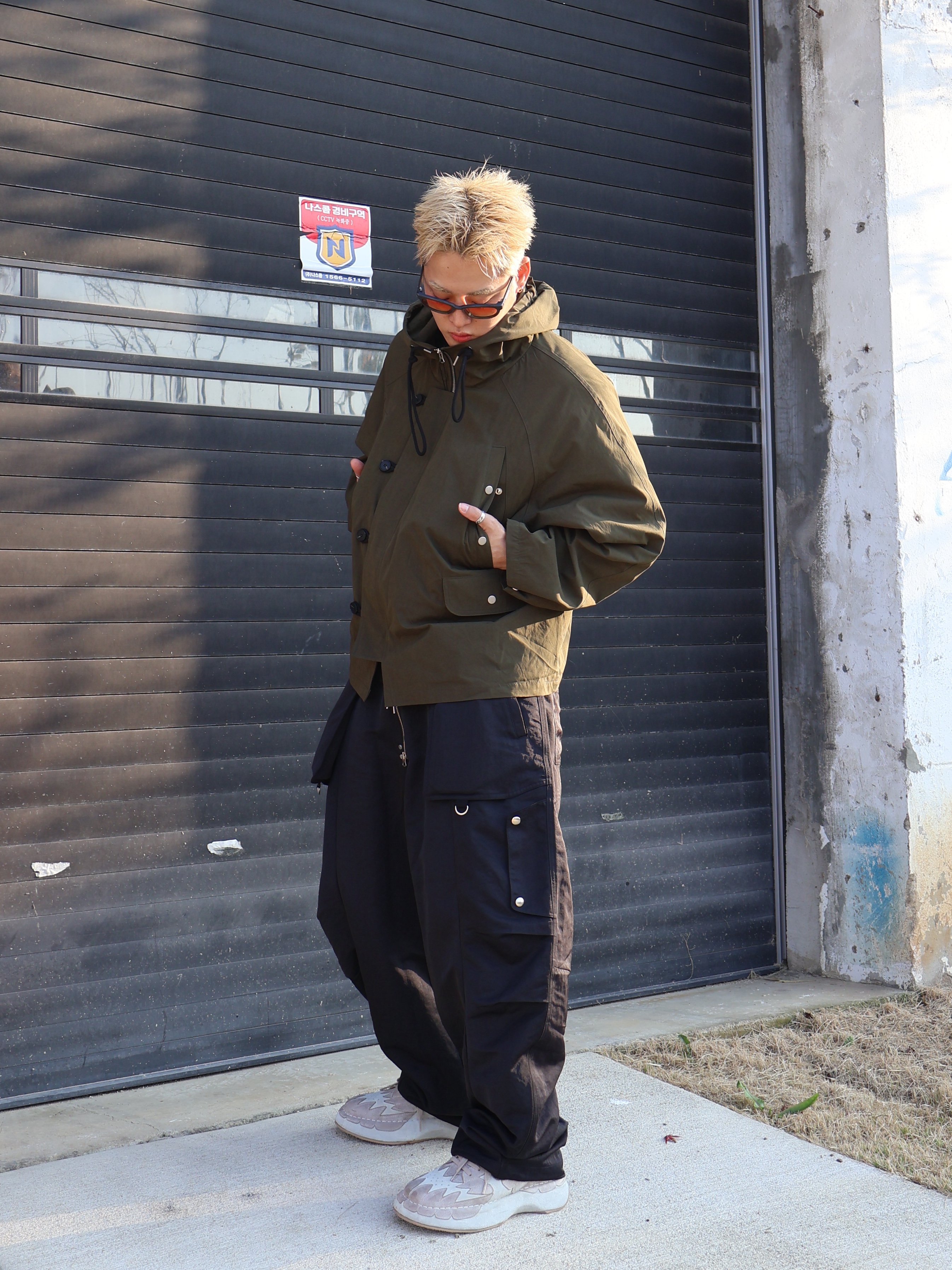 PHOS333 Wind Breaker Jacket Khaki 착용 스타일 - 2