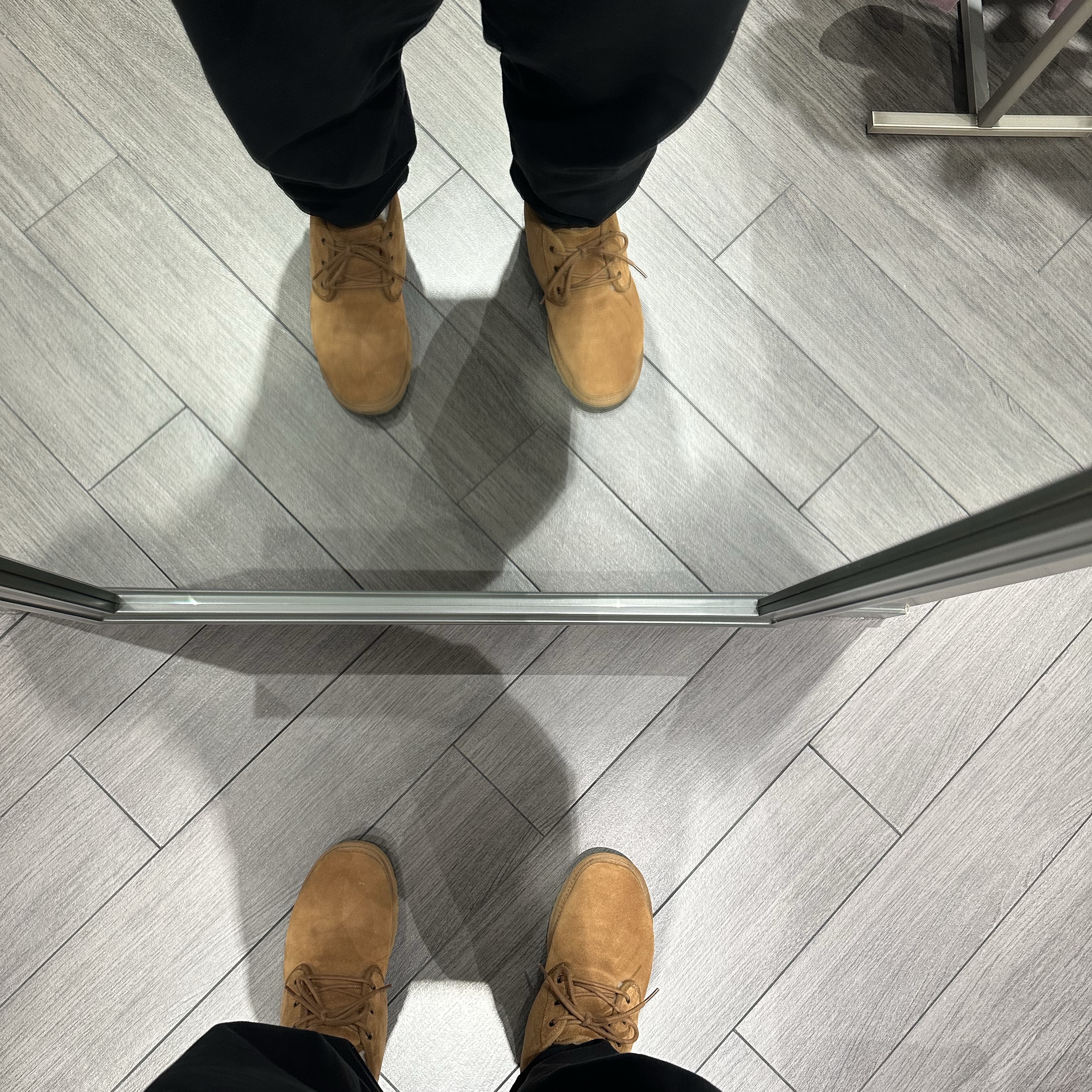UGG Neumel Sheepskin Boots Chestnut, Nike NRG Solo Swoosh Fleece Pants Black White - Asia 착용 스타일 - 3