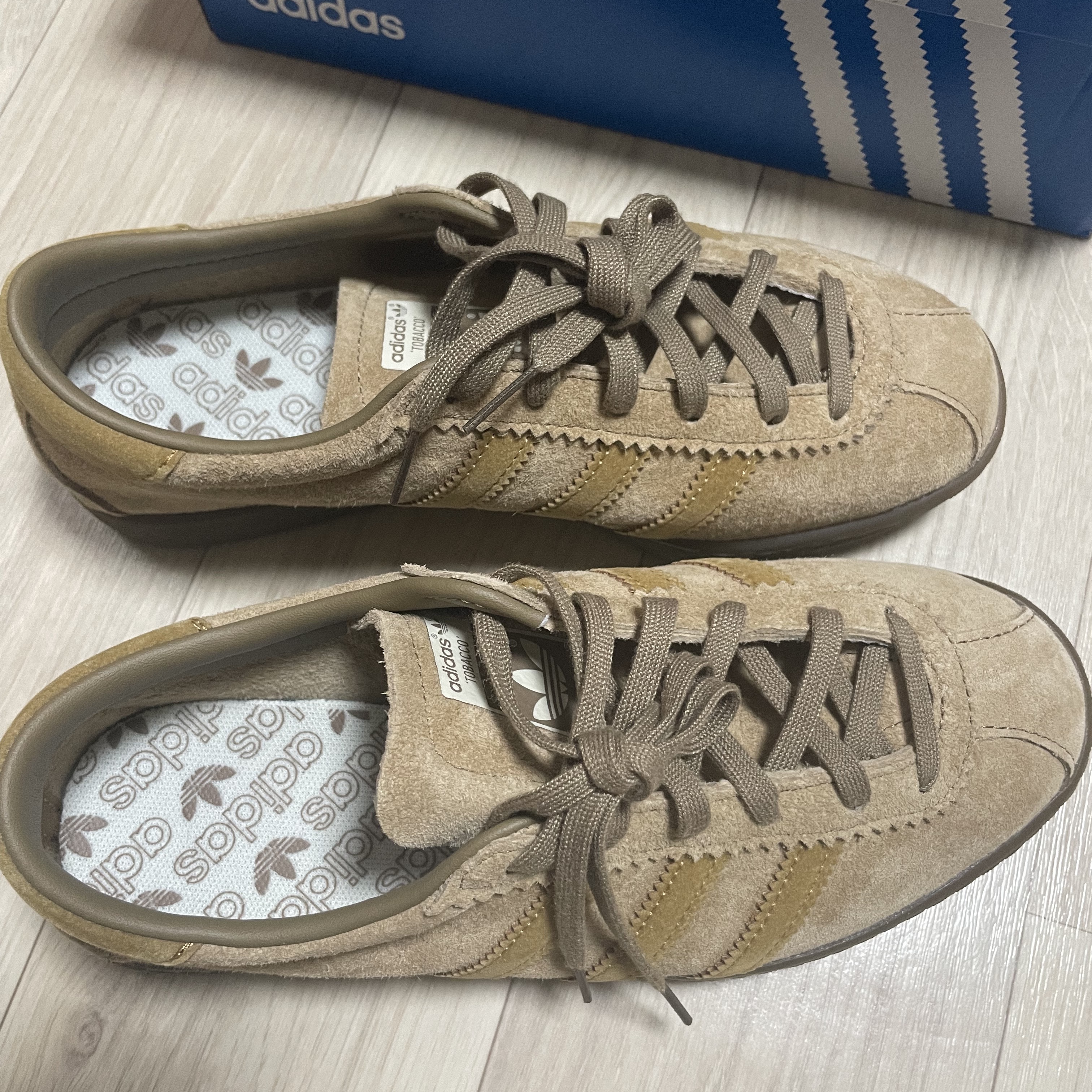 Adidas Tobacco Pantone Mesa 착용 스타일