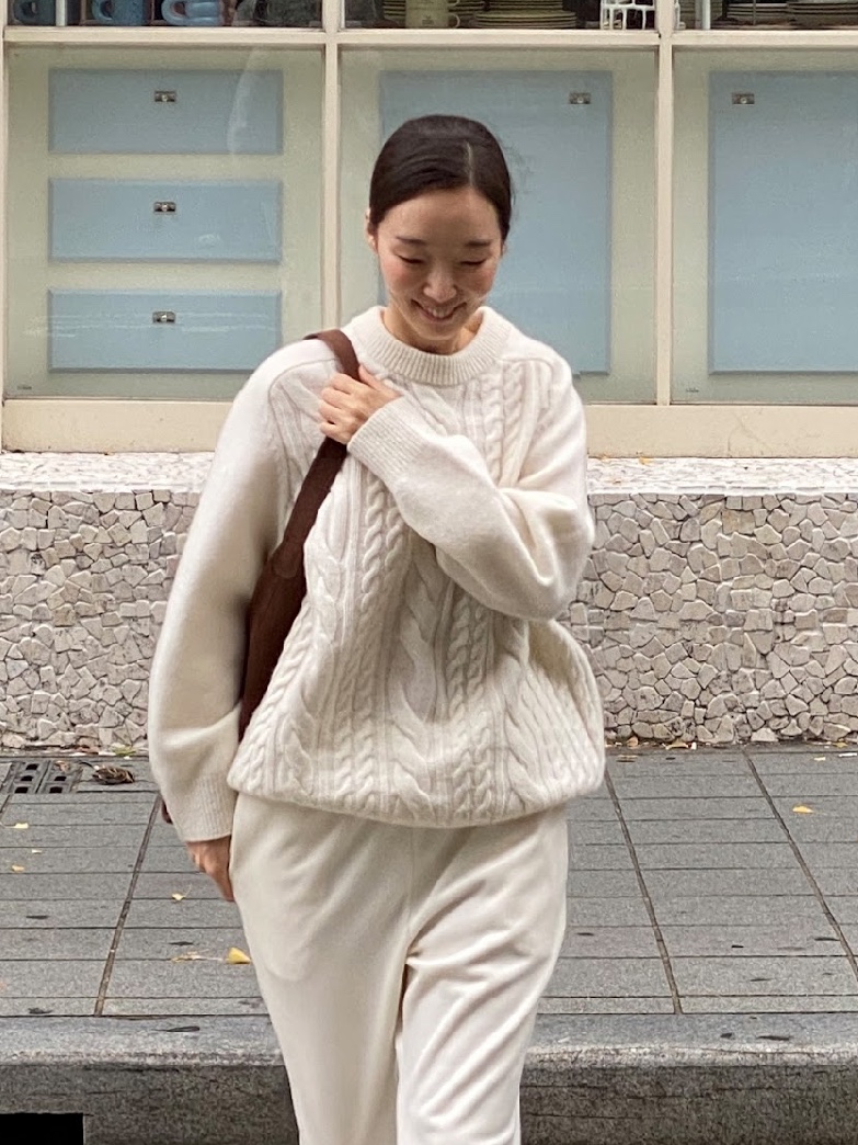 Siyazu SIKN2132 Loose Fit Cable Round Knit Cream 착용 스타일 - 1