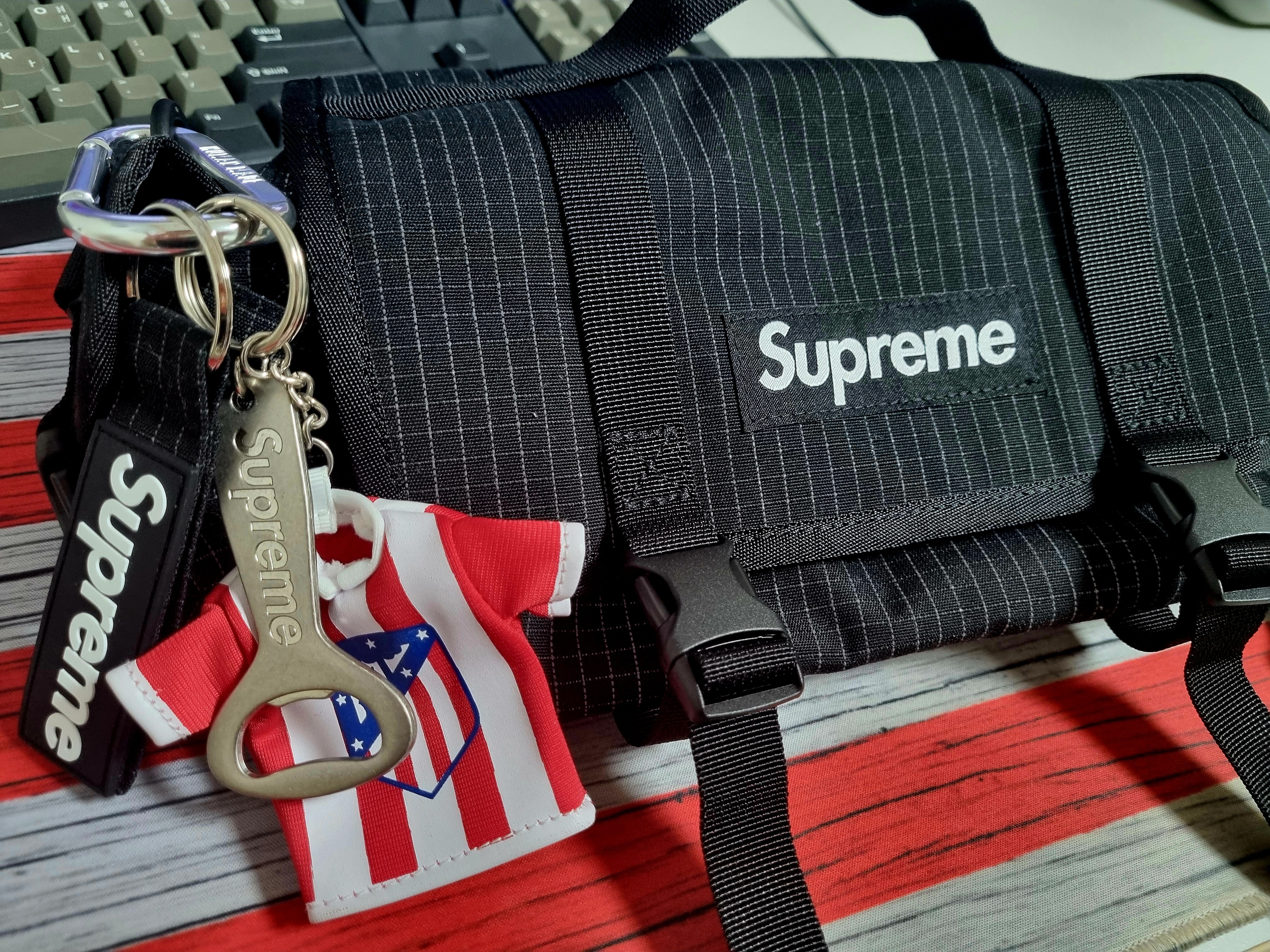 Supreme Mini Duffle Bag Black - 24SS, Supreme Bottle Opener Keychain Silver - 24FW 착용 스타일