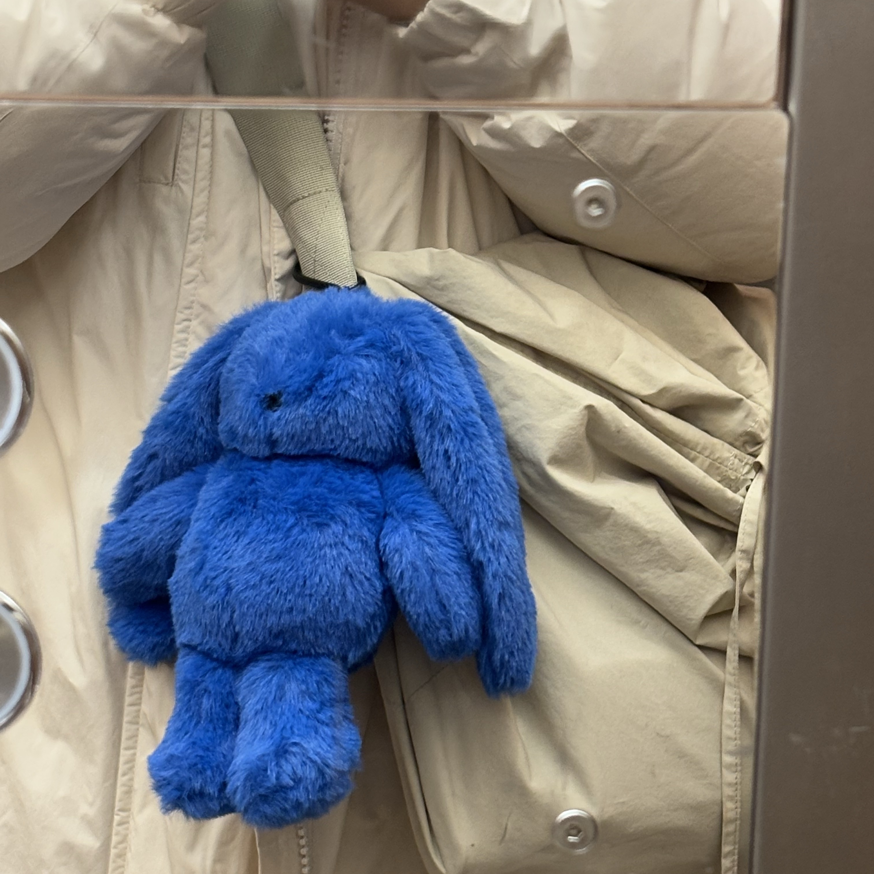 NewJeans x Coller Rabbit Pouch Tide Blue 착용 스타일