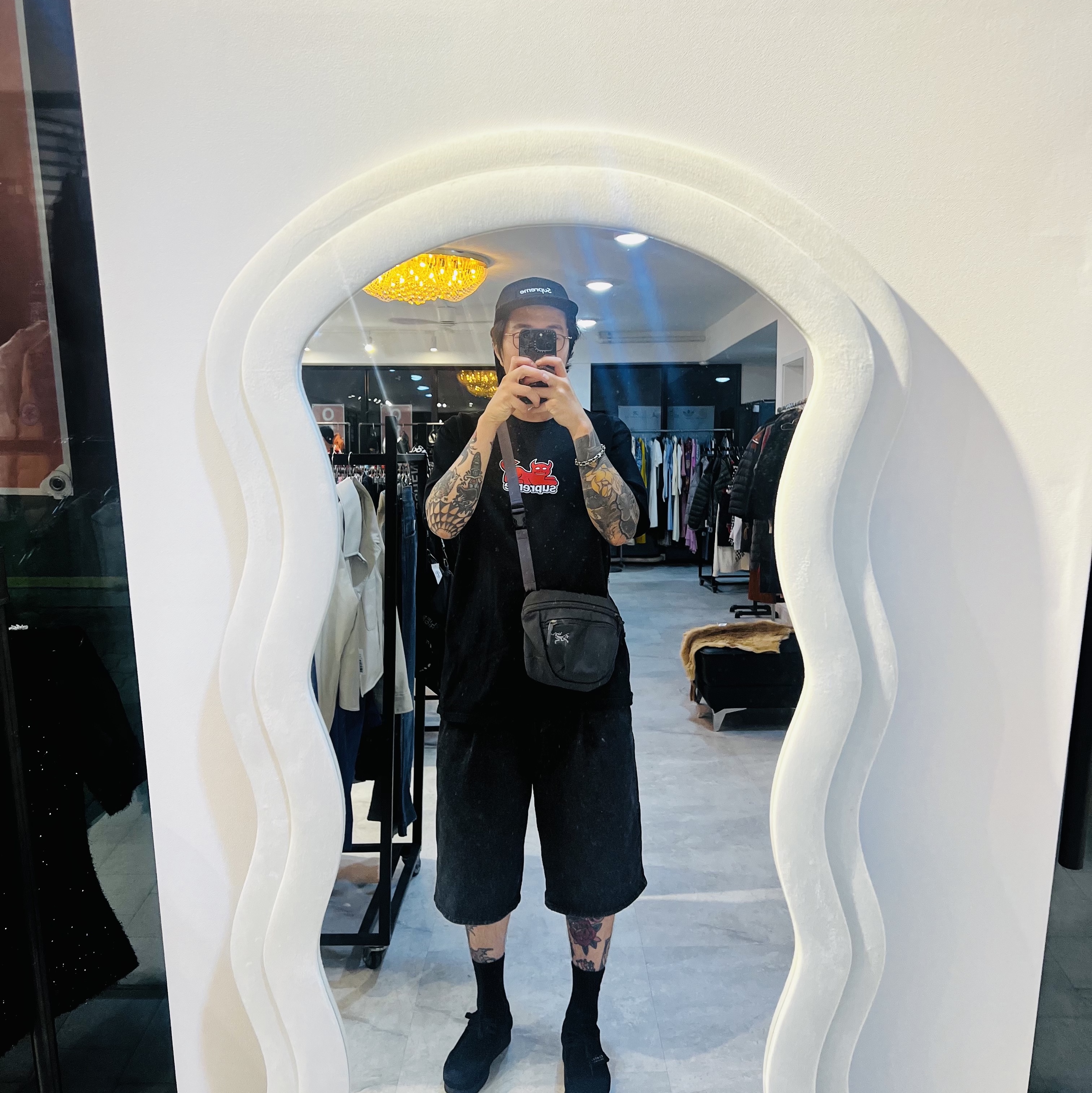 Supreme x Toy Machine Devil Cat T-Shirt Black - 24SS, Clarks Wallabee Black Suede 착용 스타일