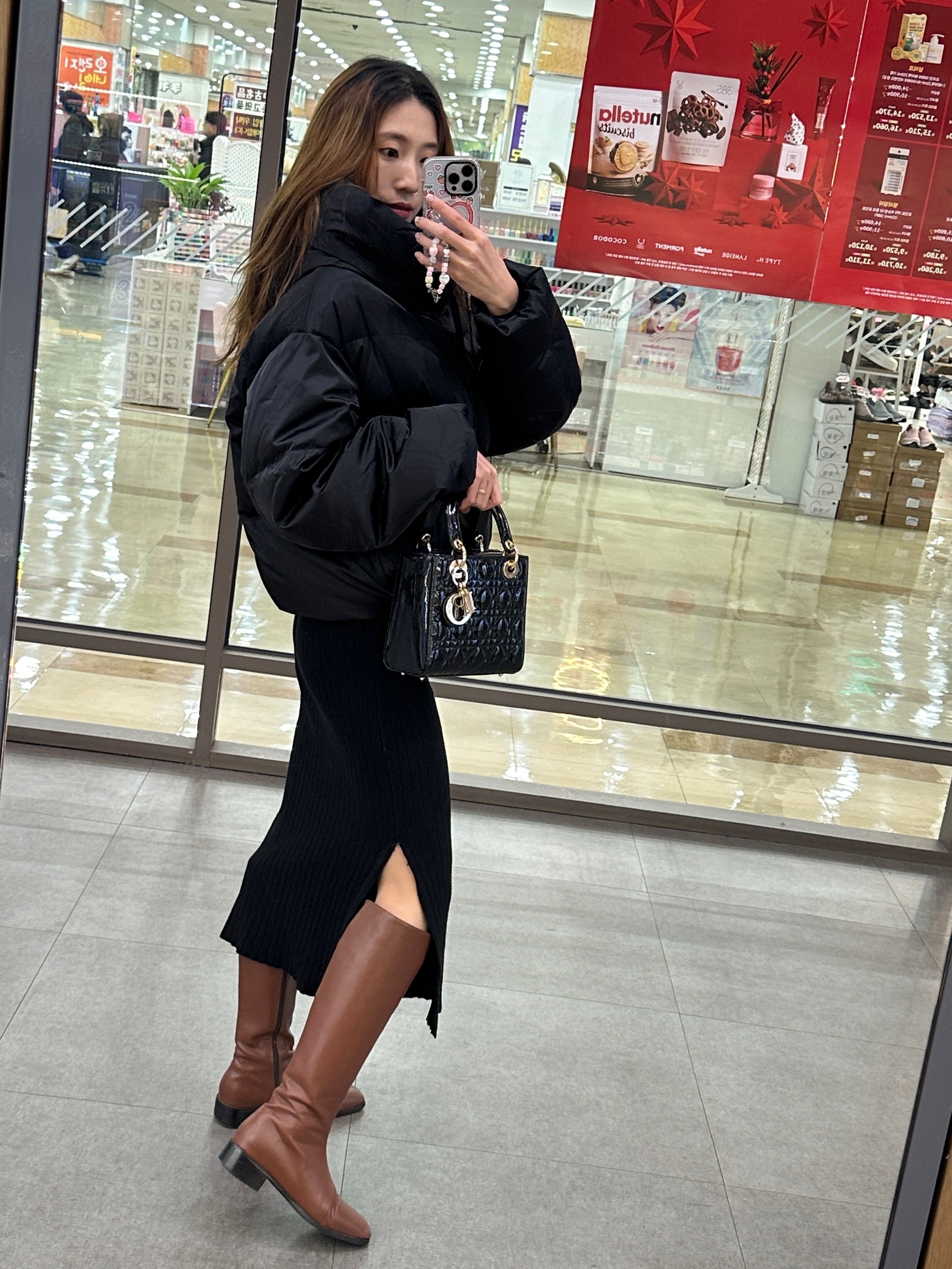 Dior Small Lady Bag Patent Cannage Calfskin Black Pale Gold 착용 스타일 - 2